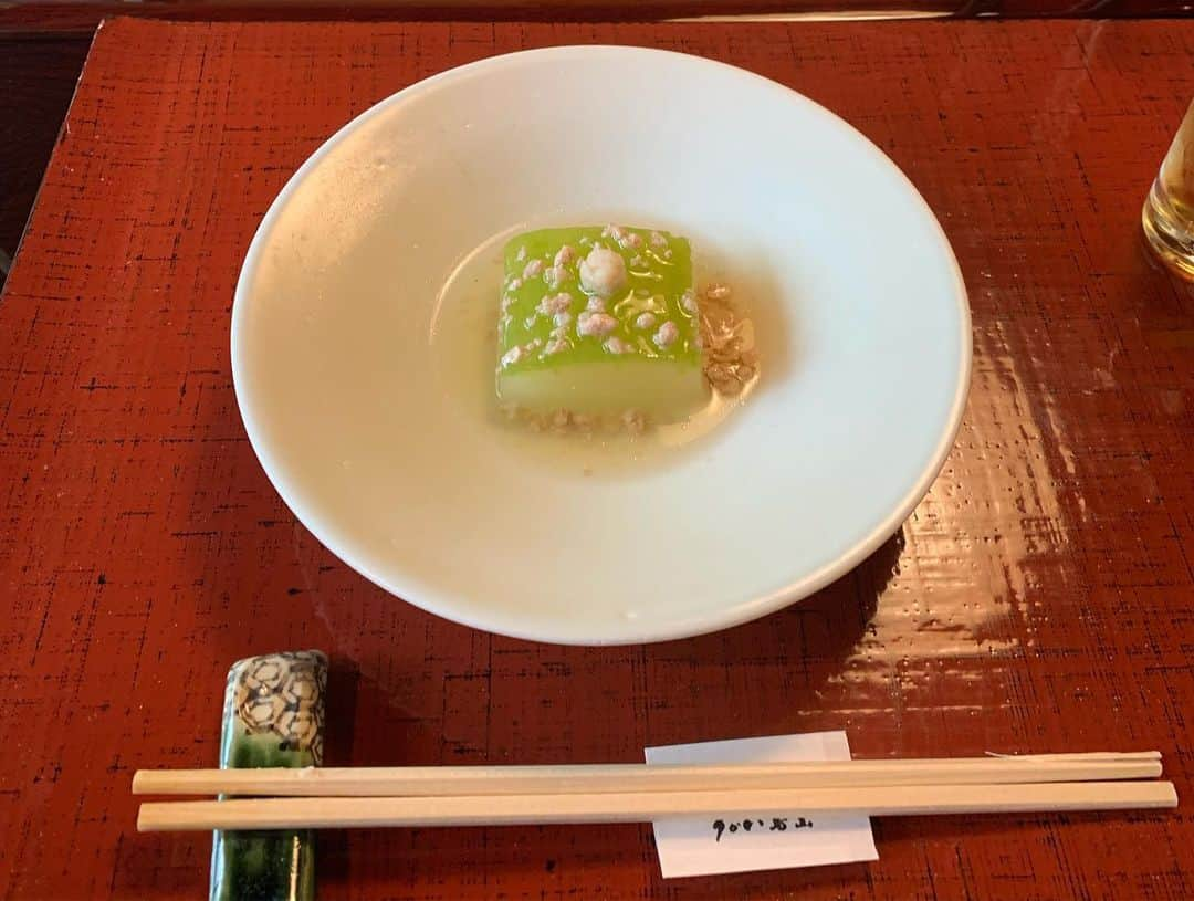 花田浩菜さんのインスタグラム写真 - (花田浩菜Instagram)「#うかい鳥山 で頂いたお料理達😊 . . 目の前の囲炉裏で焼いてくれるメインのお肉達はほんと贅沢で美味しかった〜✨ #お子様コース として子供用メニューもあり、大人と同じ囲炉裏で焼いてくれるお肉も一口サイズにされており、さすがのホスピタリティで大人が見ても美味しそうでばくばく👶❤️（最初の三枚は子供用のご飯達） デザートまでとっても美味しかったです😭✨ . . お盆でも#個室 が空いていて、#子連れ にはほんとありがたく。 テーブル席には#ハイチェア も設置しておいてくださいました。 個室からもお庭が見えるし、広いのでコースに飽きた息子も歩けたり、お外眺めたりできるし2時間半ほどゆっくりまでとは行かなくとも気が楽に食べることができました😊❤️ 都心から少し足を伸ばすだけで、 こんなに旅行気分が味わえる素敵な場所があるなんてまだまだ知らない東京がたくさんです❤️ 夏の家族の思い出が増えました✨ プロフィールから飛べるブログにも記事を更新しています。📖 https://ameblo.jp/icecrea-m/entry-12507496472.html . . @tamahatsu_official #たま発  #tamahatsu  #PR  #多摩の魅力発信プロジェクト #日本再発見 #八王子 #高尾山口 #うかい亭 #子連れランチ #子連れでお出かけ #赤ちゃんのいる生活 #1歳10ヶ月 #1歳11ヶ月 #個室ランチ #個室ランチ東京 #男の子ママ #ig_oyabakabu #happy #happydays」8月24日 9時16分 - hanadahirona