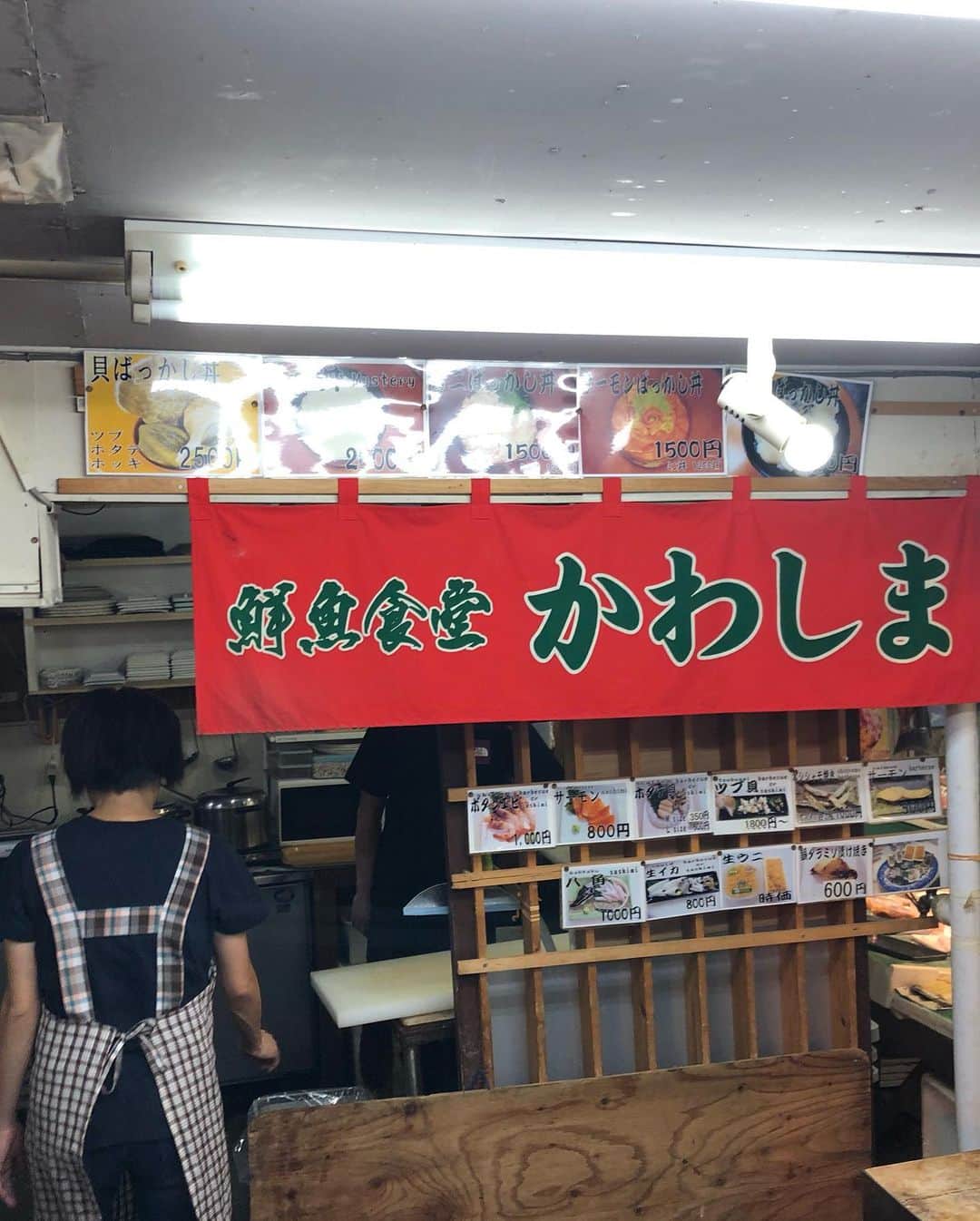 佐々木明さんのインスタグラム写真 - (佐々木明Instagram)「北海道の海鮮は朝に食べるのが良いよね。 海鮮は朝ご飯だよ。 小樽に住んでいたのに、初めて行った三角市場。 こんなにスタイルの出ている場所とは知らず。 今年の夏休みはスペシャルだなぁ。  #hokkaido #北海道 #旅行 #otaru #小樽 #aftersurf」8月24日 9時17分 - akiraexploring