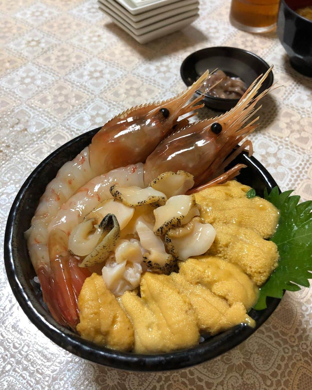 佐々木明さんのインスタグラム写真 - (佐々木明Instagram)「北海道の海鮮は朝に食べるのが良いよね。 海鮮は朝ご飯だよ。 小樽に住んでいたのに、初めて行った三角市場。 こんなにスタイルの出ている場所とは知らず。 今年の夏休みはスペシャルだなぁ。  #hokkaido #北海道 #旅行 #otaru #小樽 #aftersurf」8月24日 9時17分 - akiraexploring