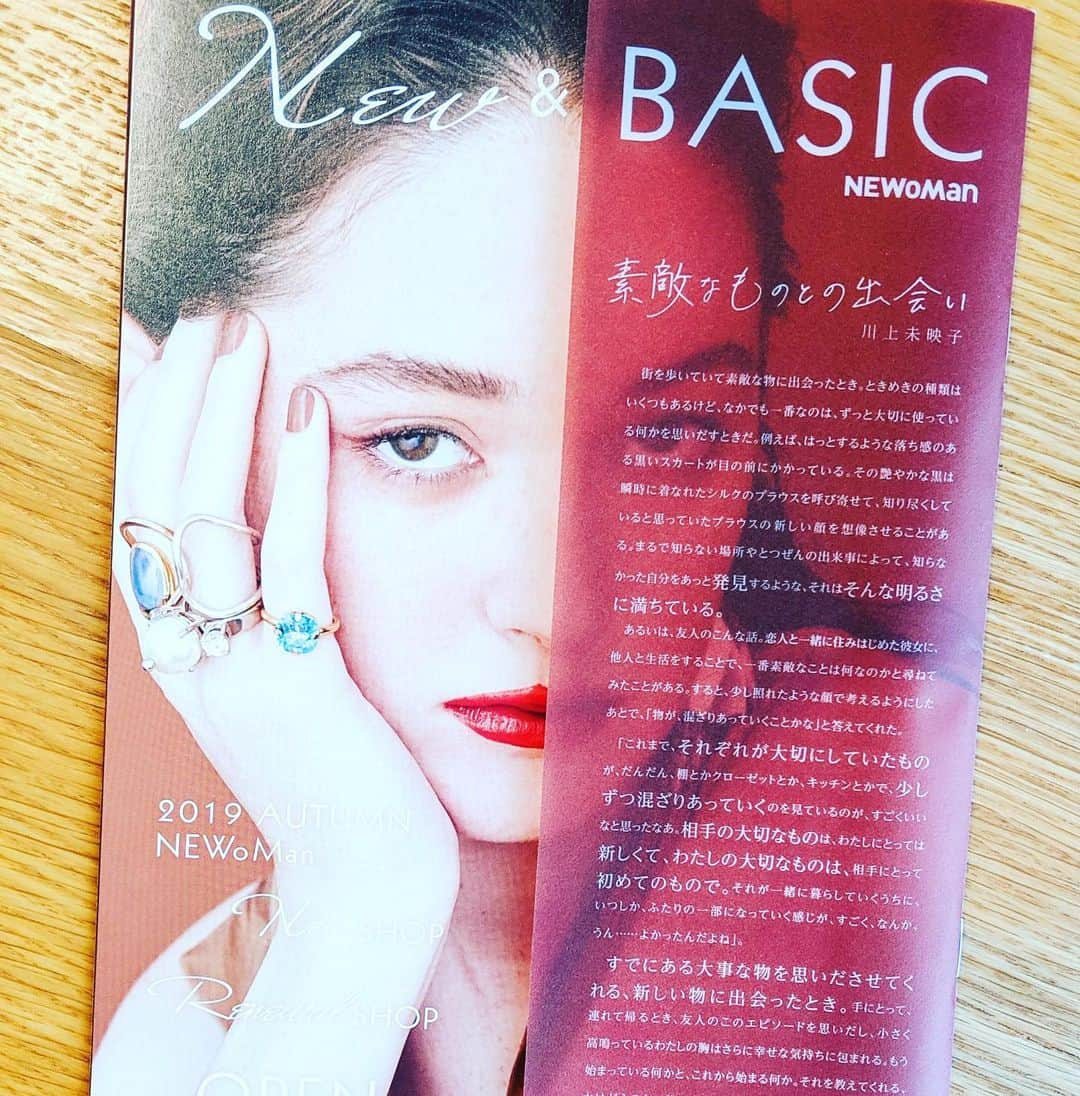 川上未映子さんのインスタグラム写真 - (川上未映子Instagram)「・ 今週の火曜から、 新宿駅、 NEWoManでショウウィンドウが立ち上がり、 リーフレットが配布されています。 お買い物、おめかし、高揚をめぐる エッセイを寄せています。 ぜひ、ごらん下さい！ ・ この数年、 ずっとクラッシックばかり聴いているけど、 最近は、 懐かしい曲もたくさん聴いています。 ・ こういう話をさらりと話したり、 リンク貼ったりできるフォームを考え中。 ・ ちなみに、たったいま聴いているのは、 CHARAさんによる奥田民生さんの 「The STANDARD」です。 オリジナルの曲も歌詞も 言わずもがなで素晴らしいし、切ないし。 アレンジは最高だし。 たしかにこういう震えそのものみたいな場所が、 胸のなかに今もあるよなあ。 どうしたものかなあ。 夜の高速道路を走ってるときに聴くと 涙にじむ #newoman#CHARA#奥田民生」8月24日 9時20分 - kawakami_mieko