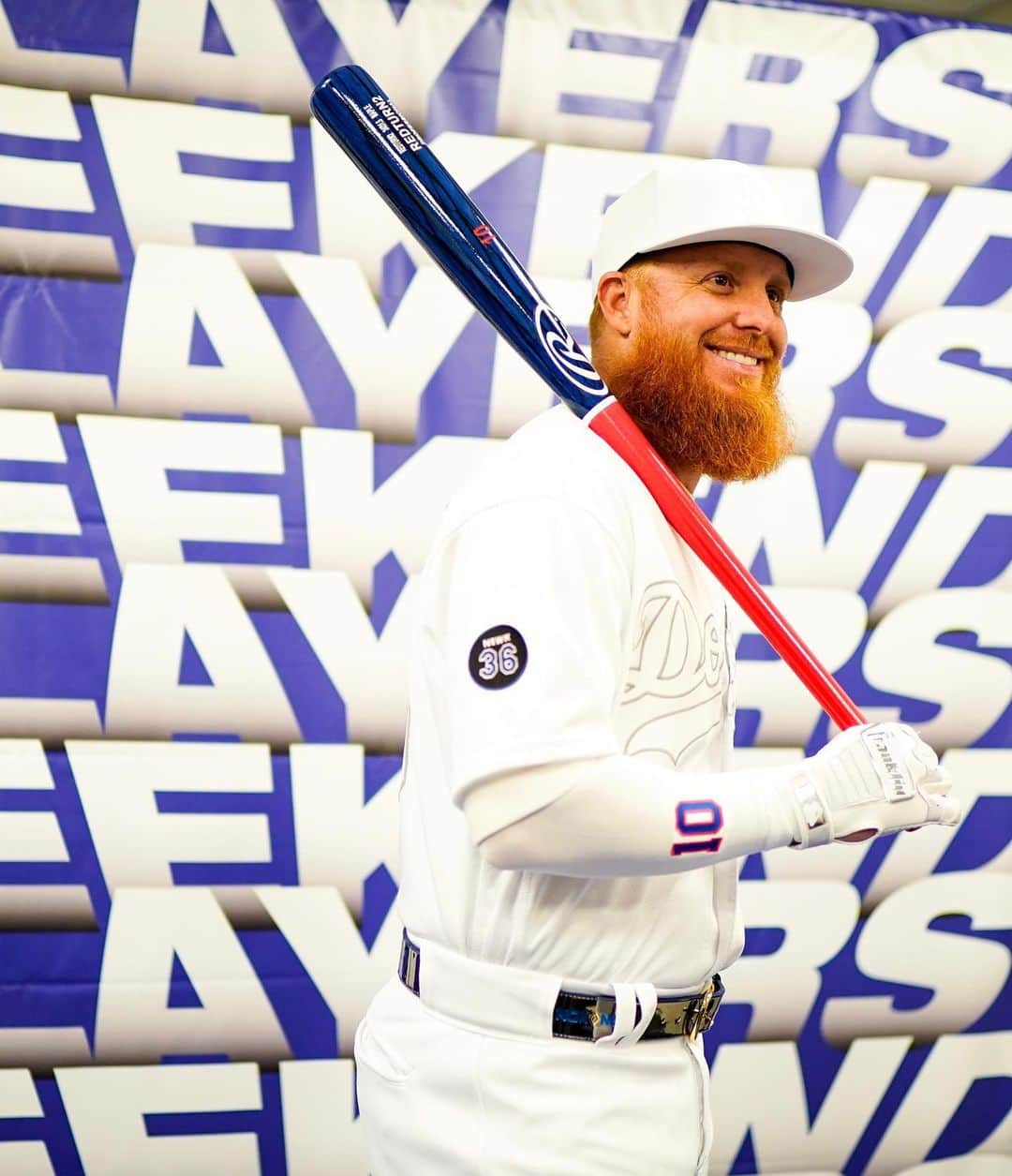 ジャスティン・ターナーさんのインスタグラム写真 - (ジャスティン・ターナーInstagram)「A beard, a bat, and a belt #PlayersWeekend」8月24日 9時30分 - redturn2