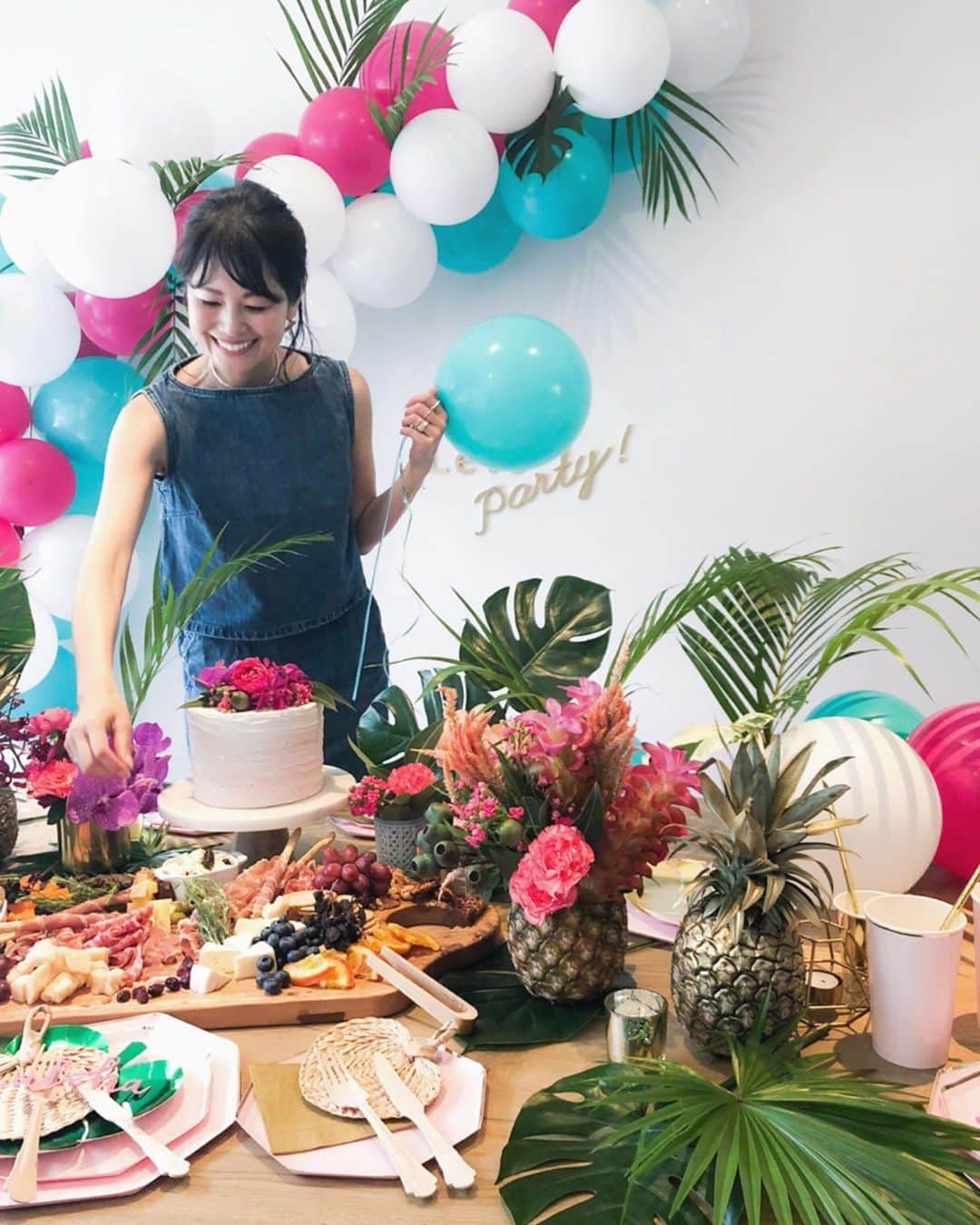 chinatsu614さんのインスタグラム写真 - (chinatsu614Instagram)「Let's party!!!﻿ ﻿ ''BUNCHO BALLOONS'' launch exhibition ﻿ by @takaratomyarts @tokyo.flamingo @homepartykentei ﻿ ﻿ #balloons#bunchoballoons #partyitems #tropical #summerparty #homeparty #summer #partyplanner ﻿ ・﻿ ・﻿ ・﻿ ﻿ 10/10にタカラトミーアーツから新発売になる﻿ 新商品「バンチ オ バルーン」のローンチイベントへ♩﻿ ﻿ 𓁿𓁿 ﻿ 40秒でバルーンを最大40個、一気に膨らませることができちゃう優れもの!!! (5枚目)﻿ ﻿ 弁を閉じる必要もなければ﻿ カーリングリボンを結ぶ必要もなし!!﻿ ﻿ ホームパーティー大好き、イベント大好きな人にはうってつけの感激の神バルーンアイテムが日本に上陸だよ♡ 子供も大喜び間違いなし♡ ﻿ ﻿ 𓊯	𓊰	𓊱 𓊲﻿ 会場は﻿ @rohicocco 率いる﻿ @tokyo.flamingo デコレーションで、安定の可愛いさ♡ ﻿ ﻿ @keiko_20 のフードスタイリングもさすが♡(3枚目)﻿ ﻿ ケータリングは﻿ @mitsuhashi_ayako ﻿ の、美しいフィンガーフード♡ ﻿ 美味しかったーーー♩(4枚目)﻿ ﻿ 10月に発売なので、ハロウィンはバルーンでデコレーションしてみようかな♩﻿ ﻿ ・﻿ ・﻿ ・﻿ #tokyoflamingo #パーティーバルーン ﻿ #バンチオバルーン﻿ #タカラトミーアーツ﻿ #ホームパーティー検定 ﻿ #ホームパーティー協会﻿ #ローンチパーティー ﻿ #おすすめ」8月24日 9時32分 - chinatsu614