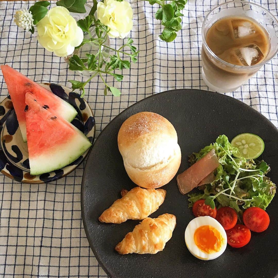 ecruのインスタグラム：「2019/08/24 (sat) 昨日は、美味しいお弁当が食べられたり、本屋さんと図書館に行けたり、道で友人に会ったり、素敵な器に出会えたり…と、たくさん歩いて充実した一日になったのですが、帰り道、ゲリラ豪雨に遭って大変でした☔️☔️☔️ ・ でも、昨日は風が涼しくて、一昨日の夜からクーラーを付けずに過ごしています。 少し季節が進んだかな。 暑いのは苦手なので嬉しいです。 ・ 朝ごはんは、プチブレさんのパンで。 ちっちゃなクロワッサンが可愛い。 ・ #gon_food #朝ごはん  #food #foodpic #foodphoto  #朝食  #instafood #instagood #yummy #love #japan #japanesefood  #thankyou #onthetable #日々 #暮らし #パン #breakfast  #うつわ #やちむん #すいか #花のある暮らし」