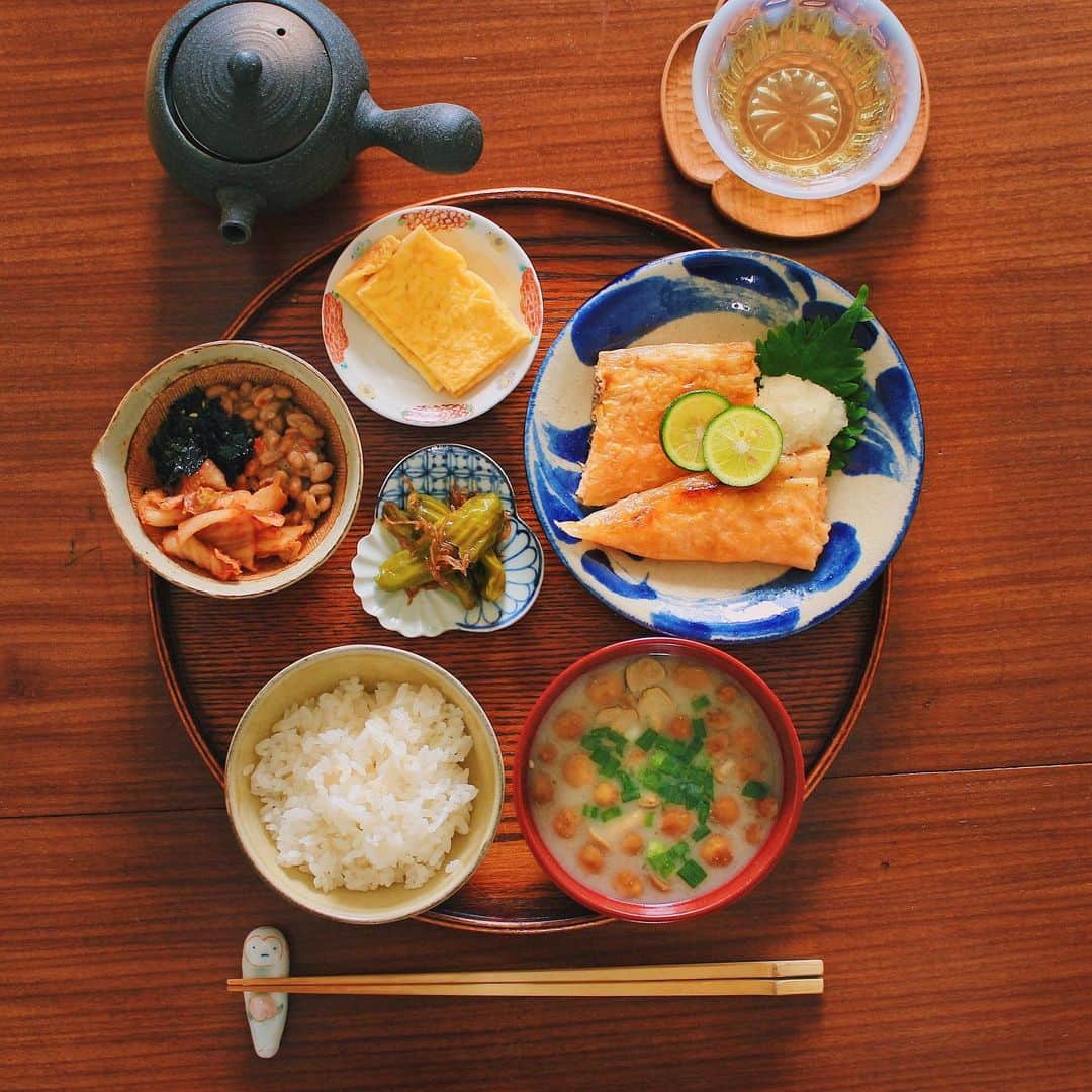 Kaori from Japanese Kitchenさんのインスタグラム写真 - (Kaori from Japanese KitchenInstagram)「魚屋さんおすすめのブツ切り鮭ハラス。脂の乗りが最高です。すだちおろしでさっぱりと。 ・ おはようございます。 お盆明けから急に秋が近づいてきた東京。 食卓から秋の準備…ということで 近所の魚屋さんにすすめてもらった 鮭ハラスで焼き魚朝食。 大きいのでブツ切りしてもらいました。 冷え性や元気のない人に鮭はおススメ◎ てなわけで今日の走り書きは鮭。 ・ 流行に逆らって厚焼き玉子ではなく薄焼き玉子。 くるくる巻かなくていいから楽ちんでした。 お猿さんの箸置き、手には桃が🍑 可愛いなぁ。 ごちそうさまでした。 ・ 【おしながき】 炊き立てごはん なめこと刻みねぎのお味噌汁 鮭ハラスの塩焼き　すだちおろしのっけ キムチ納豆 薄焼き玉子 ししとうとじゃこの炊いたん 写真に写ってないけど梨 ・ Hi from Tokyo! Today’s Japanese Breakfast: Baked rice, miso soup, natto w/ kimchi and Korean nori seaweed, grilled salmon, fried egg curd, simmered Japanese bell pepper and baby sardines, and pears as a dessert(Forgot to take a pic). ・ 2019.8.24 Sat ・ #japanesemeal #japanesefood #washoku #breakfast #朝ごはん #おうちごはん #早餐 #아침밥 #薬膳  #和食 #うつわ #和食器 #一汁三菜 #松浦ナオコ #やちむん #高塚和則」8月24日 9時49分 - coco_kontasu
