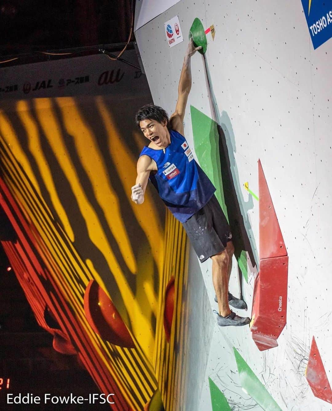 楢崎智亜さんのインスタグラム写真 - (楢崎智亜Instagram)「World Championships 2019 is over. As a result, I got 2 gold medals. One for Boulder, which I was really wanted and another one for Combined.  In the last Championships 2018, I was also climbing for the gold, but I could not stand on any podium.... I believe my last poor results were the key to realize my weakness, then I could be more stronger. Last time when I lost, I regret so much coz I let everyone down who helped me in many ways.  Then this year, I could be the happiest climber showing my best ability in front of many Japanese fans.  My 2019 result is only a turning point. I have one year to make me more stronger and stronger to become Tolyo2020 Gold medalist.  Thank you for your great support!! —————————————————————— 世界選手権2019が終わりました。 結果としては、狙っていたボルダー優勝、そしてコンバインド優勝の2冠を達成しました。  昨年の世界選手権では、優勝を狙っていたにも関わらず、どの種目でも表彰台に立つことすら出来ませんでした。  昨年の結果が自分の弱さを受け入れ、ここまで成長出来たキッカケだと思います。昨年負けた時は、勝てると思っていた自分を疑い、沢山の人の期待を裏切ってしまったことをとても後悔しました。そして今年、やっと日本のみなさんの前で最高のパフォーマンスを発揮出来たことがとても嬉しいです。  この結果は自分にとって、まだ通過点なので、あと1年強くなり続け、来年のオリンピックで金メダルを取りたいと思います。  応援ありがとうございました。 —————————————————————— Thank you for my support team @yoshieariyoshi  @higashi_atsushi  @shintaozawa  @yudai__ikeda  @la.angedeconge  @aki_rolfing —————————————————————— photo by @thecircuitclimbing  @au_official @thenorthfacejp #アイディホーム @air_sleeptechnology @unparallelup @frictionrabs」8月24日 9時50分 - tomoa_narasaki