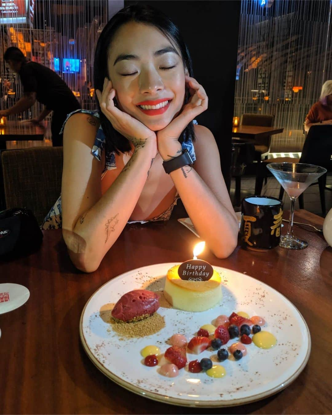 リナ・サワヤマさんのインスタグラム写真 - (リナ・サワヤマInstagram)「so sad to leave Vegas but so happy for the time I had with friends for my bday !!!!!!! 😭 the shows the food the spa the cabana the pool the room had me GAGGEDDDDD and ready to return to LA to write my album 😏 sometimes u gotta blow off steam 🧖🏻‍♀️💨@parkmgm @mgmresortsintl #mgmambassador」8月24日 9時57分 - rinasonline