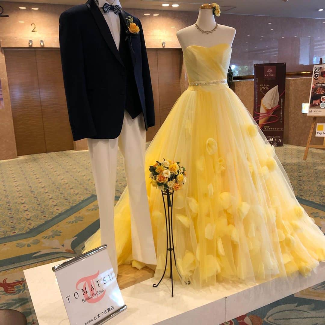 新潟グランドホテル Niigata Grand Hotelのインスタグラム：「. 今週末のドレス展示の ご紹介をさせていただきます！ . ドレスはKIYOKO HATAさんのブランド商品でごさいます。 . ポイントは、 黄色のチュールに お花をあしらっております🌼 . またウエストリボンにビーズを入れ、 可愛らしさをアップしております。 . 是非一目だけでも、 ご覧いただきたいと思いますので 新潟グランドホテルに お越しくださいませ！ . #新潟グランドホテル#とまつ衣装店#KIYOKO HATA#ドレス展示」