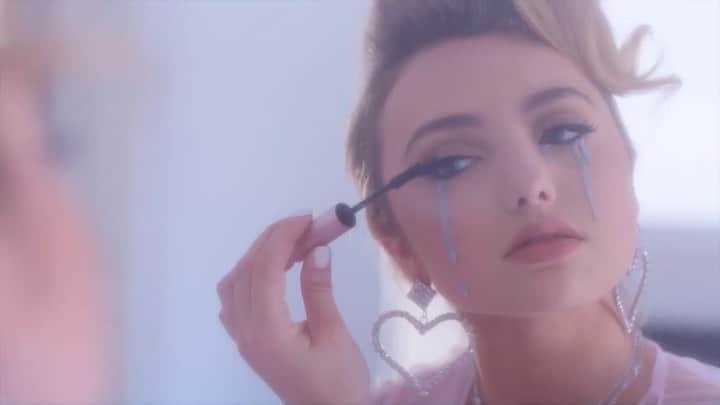 ペイトン・リストのインスタグラム：「and a big thanks to my @toofaced fam. the glitter tears may have been running, but you know my mascara never was. ;)」