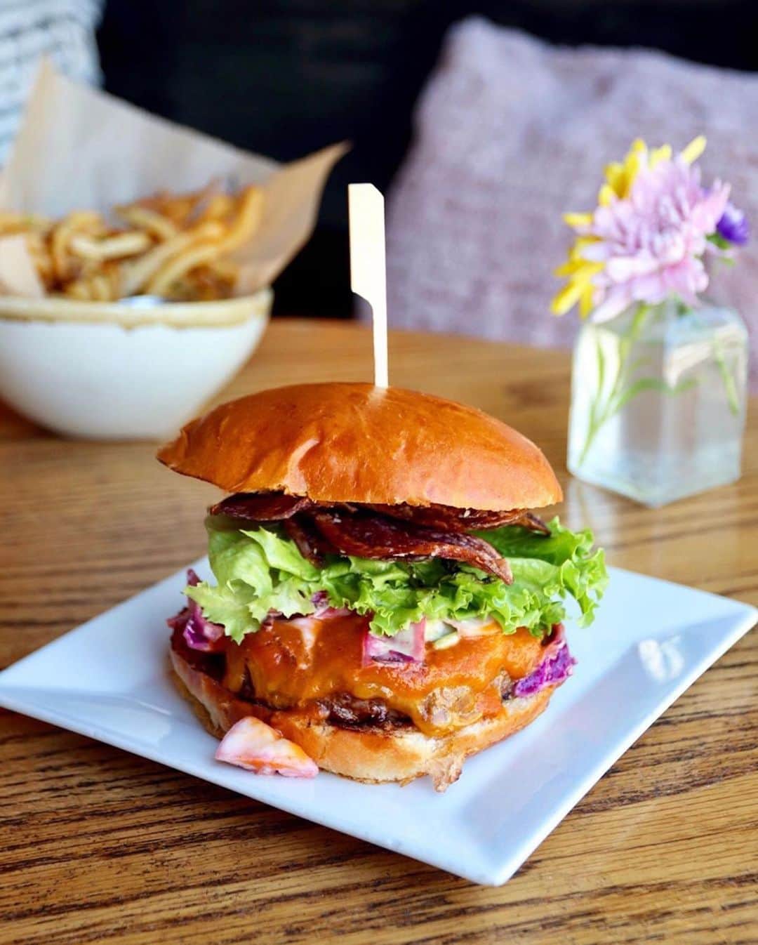 Eater LAさんのインスタグラム写真 - (Eater LAInstagram)「Spicy Kuawa Crunch from @ponoburger with housemade russet potato chips, cheddar, lettuce, homemade coleslaw, and a spicy guava rum sauce. 📸: @camly.me. Hashtag #eaterla on your best photos for a chance to be featured.」8月24日 10時18分 - eater_la