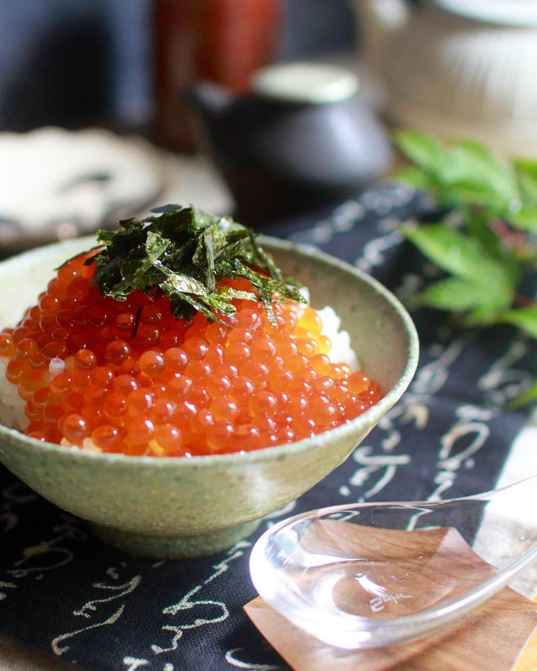 Sayaka.Mさんのインスタグラム写真 - (Sayaka.MInstagram)「. salmon roe😋 . 今日の朝ごはんは いくら仕事して、連日いくら食べてます 幸せ〜💗 . まだまだ破格な値段にはなっていなくて 毎回買うか迷うけど、、、買うよね 大粒ではないけど味は美味しい💞 . テーブルコーディネート使用品は #楽天roomに載せてます . お米は @yutakana_syokutaku . . 2枚め写真の時計はMAVEN WATCHES 今回クーポンコードが✨ 【ins0805】 ご使用で10パーセントオフになります。 (クーポン使用期限は本日より1年間) . 沢山ステキな時計があるので、是非のぞいてみて下さいね👉 @mavenjapan . . =============== 私のおうちごはんの記録は A record of my cooking. 我做的菜的记录 제가 만든 요리의 기록 ↓↓↓ #sayakaおうちごはん =============== . #mavenwatches #マベン #マベンウォッチズ #腕時計 #時計 #手元倶楽部 #roomインフルエンサー #楽天room #おうちご飯 #いくら丼 #いくら #馬場勝文 #清岡幸道 #テーブルコーディネート #丼 #簡単レシピ #簡単ごはん #コメスタグラマー #和食器 #和食朝ごはん #和食ごはん #家ごはん #札幌ママ #北海道ママ #朝食 #南部鉄器カラーポット #道産食材で応援ご飯」8月24日 10時28分 - insta.sayaka