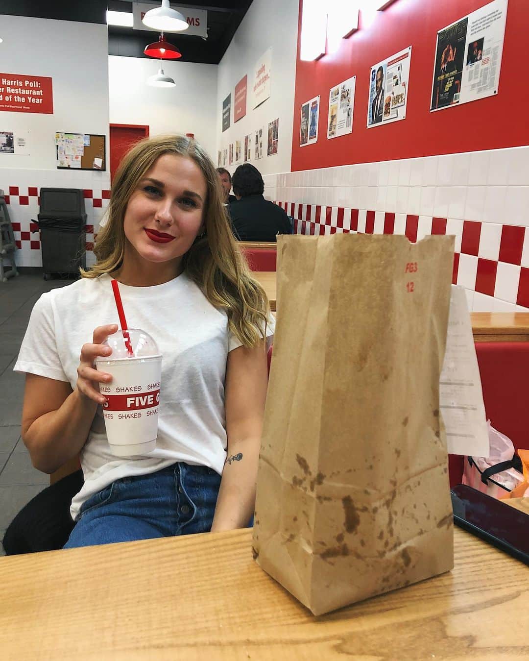 イザベル・オルソンのインスタグラム：「Nöjd tjej 🍔🥤」