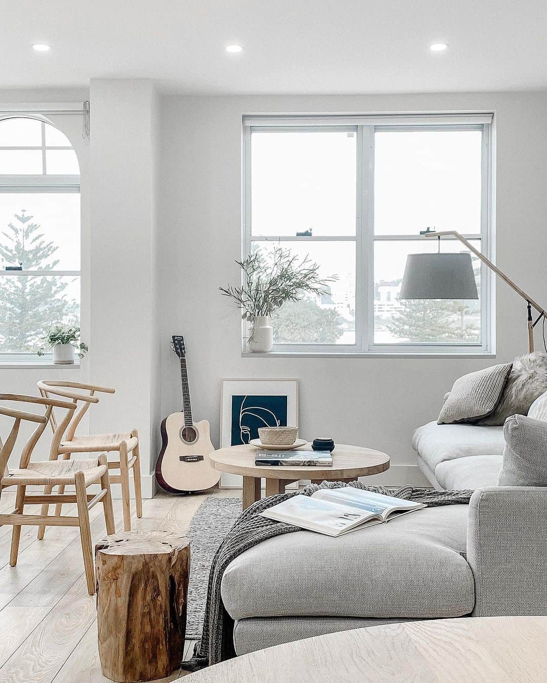 サマンサウィルスのインスタグラム：「Today’s writing room is a little beach front Airbnb in North Bondi. ⠀ ⠀ Salt air, sacred space.」
