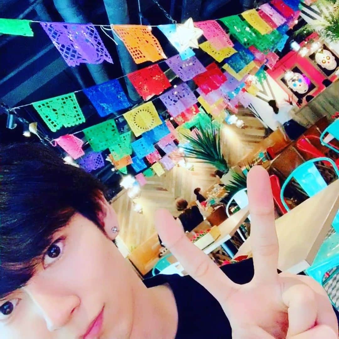 鮎川太陽のインスタグラム：「メキシカンのお店いったぞ！ 美味しいのと、からいのと、かわいい だた！  #カラフル #インスタ不慣れ #おしゃれ」