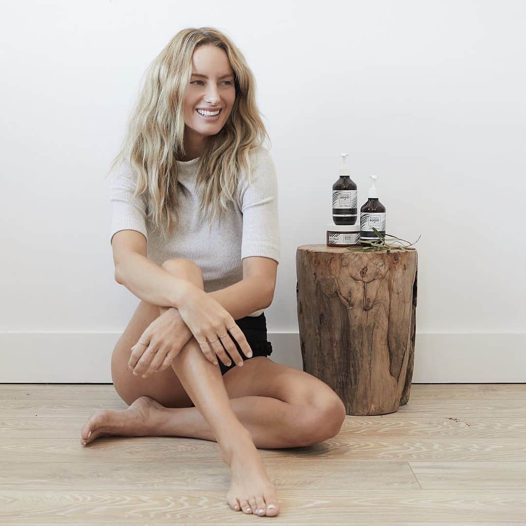 サマンサウィルスのインスタグラム：「I don’t do a lot of endorsements, but when I do, know that I am doing it because I not only use the product, but truly believe in and admire the brand and / or cause I am attaching my name too.⠀ ⠀ ⠀ ⠀ ⠀ ⠀ That is why I am thrilled to be working with @BondiBoost —- Bondi Boost make a truly exceptional (salon grade) product that is cruelty free, made in Australia and is free from silicone, sulfates and parabens. I will be sharing more about my favourite products and the results I am experiencing in a coming post.⠀ ⠀ ⠀ ⠀ In addition to a brilliant product, Bondi Boost is a brand that stands for something.⠀ ⠀ ⠀ ⠀ Bondi Boost is partnered with Mettle Women Inc (@Mettle_Org), an powerfully amazing organization that supports women who have experienced domestic and family violence.⠀ ⠀ ⠀ ⠀ An incredible product, from a brand that supports women in need: www.BondiBoost.com.au⠀ ⠀ ⠀ ⠀ A female founded company, using their success to support other women. ⠀ I couldn’t be more proud to be working on such a campaign - SWx⠀ ⠀ ⠀ ⠀ ⠀ Photography @ScottEhler⠀ H+MUP @MaxMay DLM⠀ Shot in Bondi, Australia.⠀ ⠀ ⠀ #BondiBoostAmbassador  #BoostYourRoots #BrandsWhoStand ⠀ ⠀ 🦘🖤🍃」