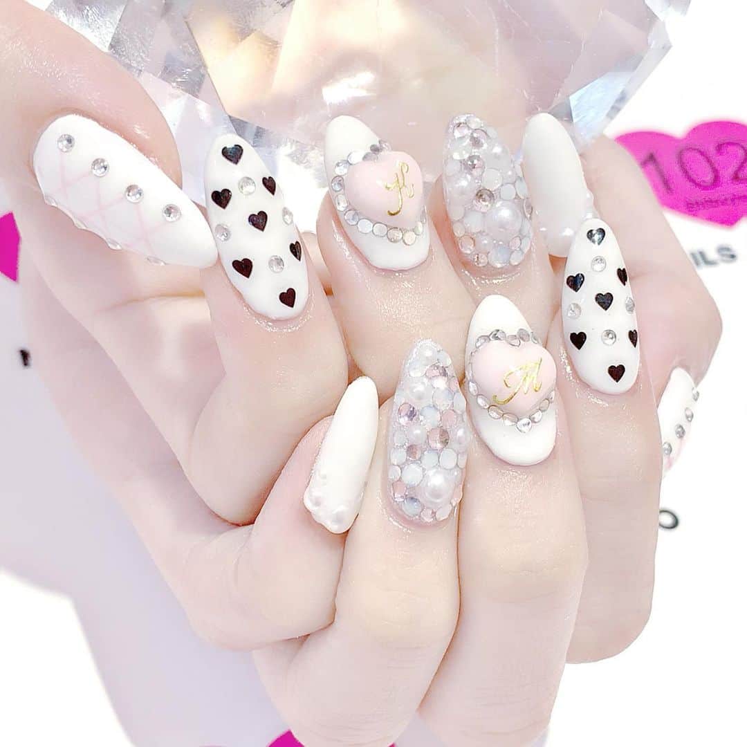 のインスタグラム：「new nail 🎀﻿ 今回も﻿ 自分と彼氏のイニシャルいれた🖤笑﻿ mとkなんだけど分かりにくいかな🥺💧﻿ #nail #ネイル #ネイルデザイン ﻿ ⚠︎男の人からのコメント.dmいらないです。﻿ 送ってきた方ブロックします！」