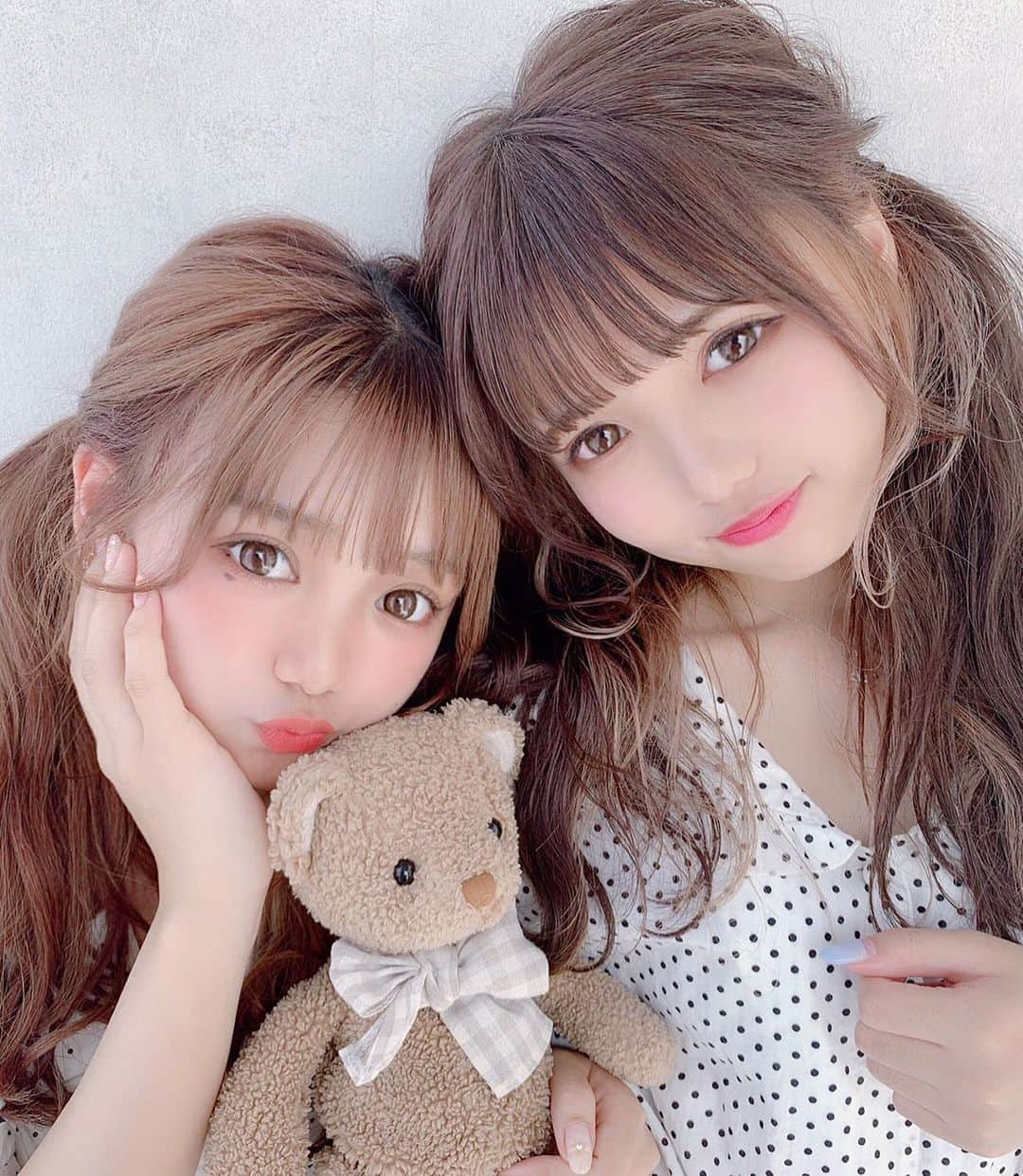 前田渉さんのインスタグラム写真 - (前田渉Instagram)「. . . 👩‍❤️‍💋‍👩ツーりーのツイン撮影👩‍❤️‍💋‍👩 . . 黒→白ときて、 今回のテーマは . 👼🏻おうち感👼🏻 . とってもgoodですね😋👍🏻💓 . . . 最近 テレビにも取り上げていただけて、単独本も発売間近で皆様から沢山の温かい言葉をいただきます😭 いま 仕事に対するやりがいがものすごくあって、自分はつくづく幸せだな〜って感じております❤️ 皆さま本当にありがとう！ 美容師という仕事を通じて少しずつ恩返ししていくよー💪🏻😋 Love💕 . . . . model:ツーりー #わたるマジック #わたるフィルター #cachecache #cachecacheomotesando #cachecachebutter #ar #bis #larme #美容師 #アレンジ #シースルーバング #メイク #わたアレンジ #表参道 #可愛い #ヘアアレンジ  #アイドル #シースルーパッツン #シースルーぱっつん #ツインテール #ドット #天使 #ラルム #カシュカシュバター #インナーカラー #カシュモ #簡単アレンジ #双子 #双子コーデ #パジャマ」8月24日 20時14分 - cachetaro