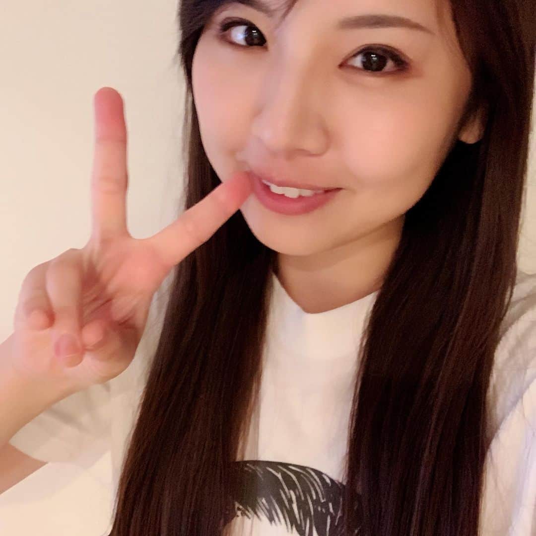阿部真央のインスタグラム：「‪と言うわけで今日もありがとうございました✨今日会えた皆、‬ ‪来週の日比谷や9月の優さん秋田、そして始まる弾き語りツアーで会える皆、‬ ‪本当にここからも宜しくお願いします。‬ ‪ファンの皆がくれる言葉が私を生かしてくれています。それ以外はどーでもええ🙉‬ 皆も変な声に惑わされませんように。いつも健やかであってくれますように。 ‪らぶ‬」