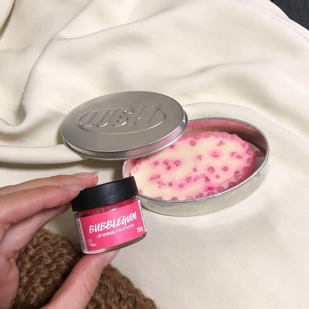 のインスタグラム：「もう1ヶ月前やけど、、 誕生日にもらった#LUSH のマッサージバームとリップスクラブ🛁🚿 つぶつぶがすごい存在感あるから、お風呂上がりのポカポカな手であたためて溶かしてから足のマッサージに使わせてもらってる🧖🏻‍♀️うれぴよ 普段あんまり香りの強いものは使わないんやけど、たまに使うといい香りに癒される♡  #♡」