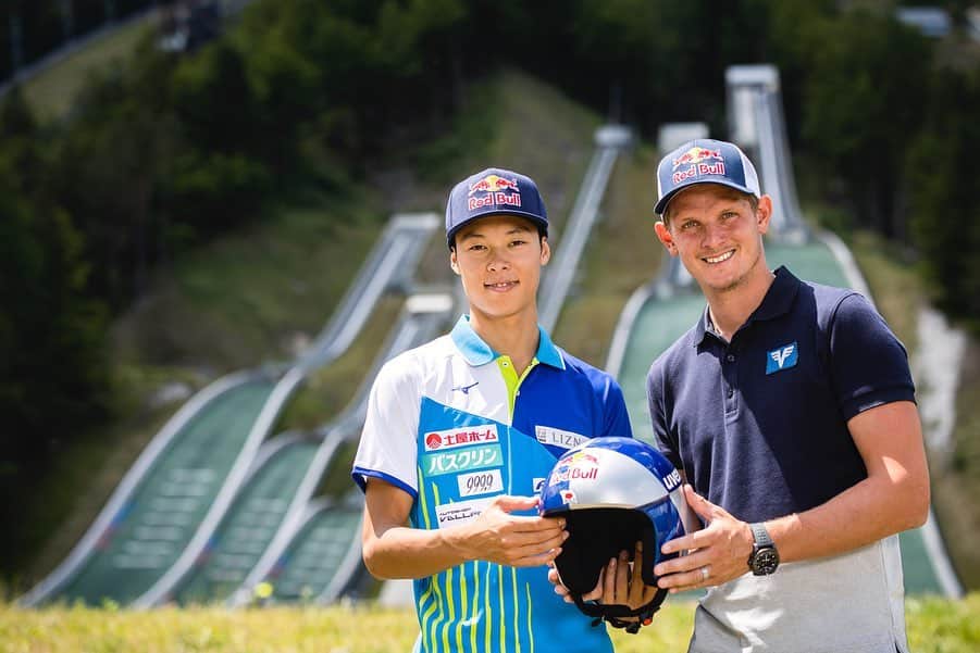 レッドブルさんのインスタグラム写真 - (レッドブルInstagram)「憧れのスキージャンパー、トーマス・モルゲンシュテルンから新しいスターへ⭐️ ・ 🎿: 小林陵侑 @ryo_koba  ジャンプ週間で史上3人目のグランドスラムを達成。2018-2019シーズンを通して史上2人目の1シーズン13勝をあげ、日本人初🇯🇵のFISスキージャンプワールドカップ男子総合優勝を成し遂げた。 ・ 👤トーマス・モルゲンシュテルン @thomasmorgenstern  オーストリア🇦🇹出身のスキージャンプ選手。2006年トリノオリンピック個人ラージヒル&団体金メダリスト。 ・ #redbull #レッドブル #翼をさずける #skijump #スキージャンプ」8月24日 20時07分 - redbulljapan