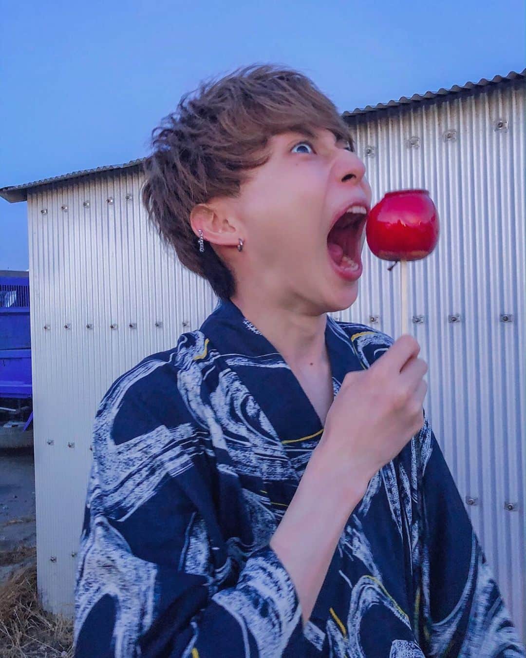 正宗幹也（みっき〜）さんのインスタグラム写真 - (正宗幹也（みっき〜）Instagram)「･ 初めてりんご飴食べたんやけど リュークに食べさせてあげたくなるぐらい美味しかった(っ'-')╮ =͟͟͞͞🍎ﾌﾞｫﾝ #ぺんぱいなぽーあぽーぺん」8月24日 20時07分 - _mky_mky