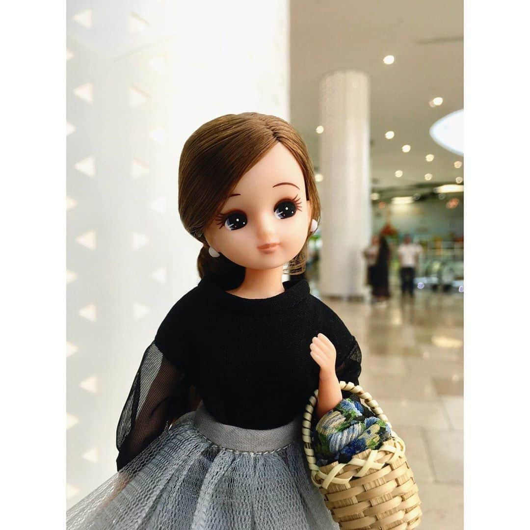 リカちゃんさんのインスタグラム写真 - (リカちゃんInstagram)「Shopping at the shopping mall♪ ショッピングモールでお買い物♪ お店の中は涼しくて外の暑さを忘れちゃうね☆ さっきおしゃれなカフェを見つけたから、もう少しのんびりしていこうかな♡ #リカちゃん #fashion #ootd #hairstyle #licca #liccadoll #japanesedoll #japan #girl #instadaily #instagood #instagramjapan #instagram」8月24日 20時10分 - bonjour_licca