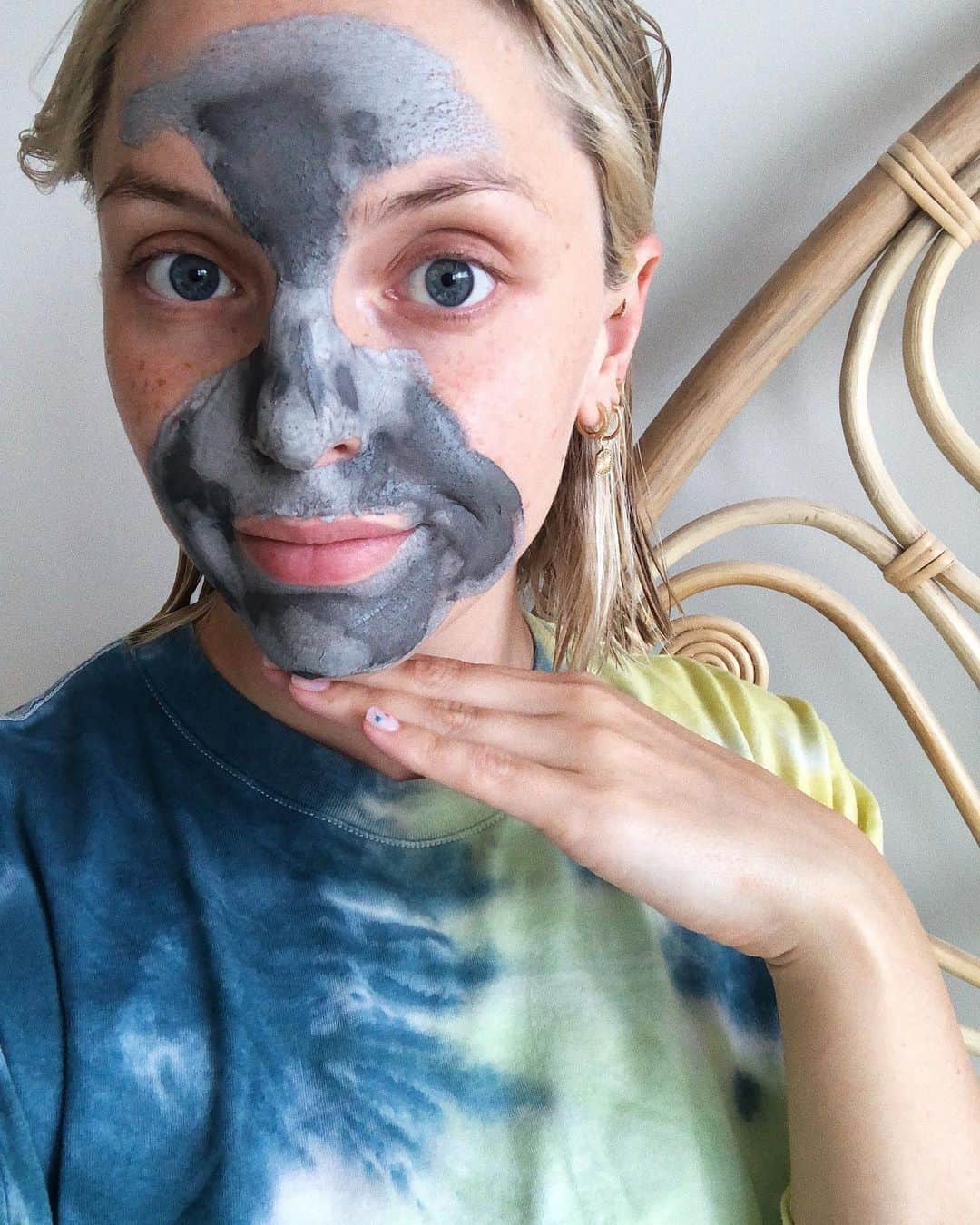 Estée Lalondeのインスタグラム：「🌚 #ELBeauty」