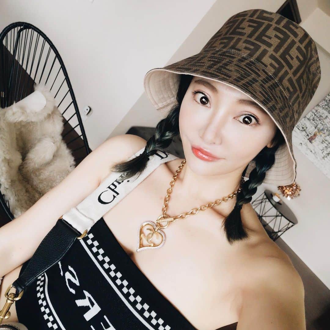 クリスティン・ウェイのインスタグラム：「I don’t like #selfie #girlsfashion #fendihat #christinewei #cwfashion #クリスティンウェイ」