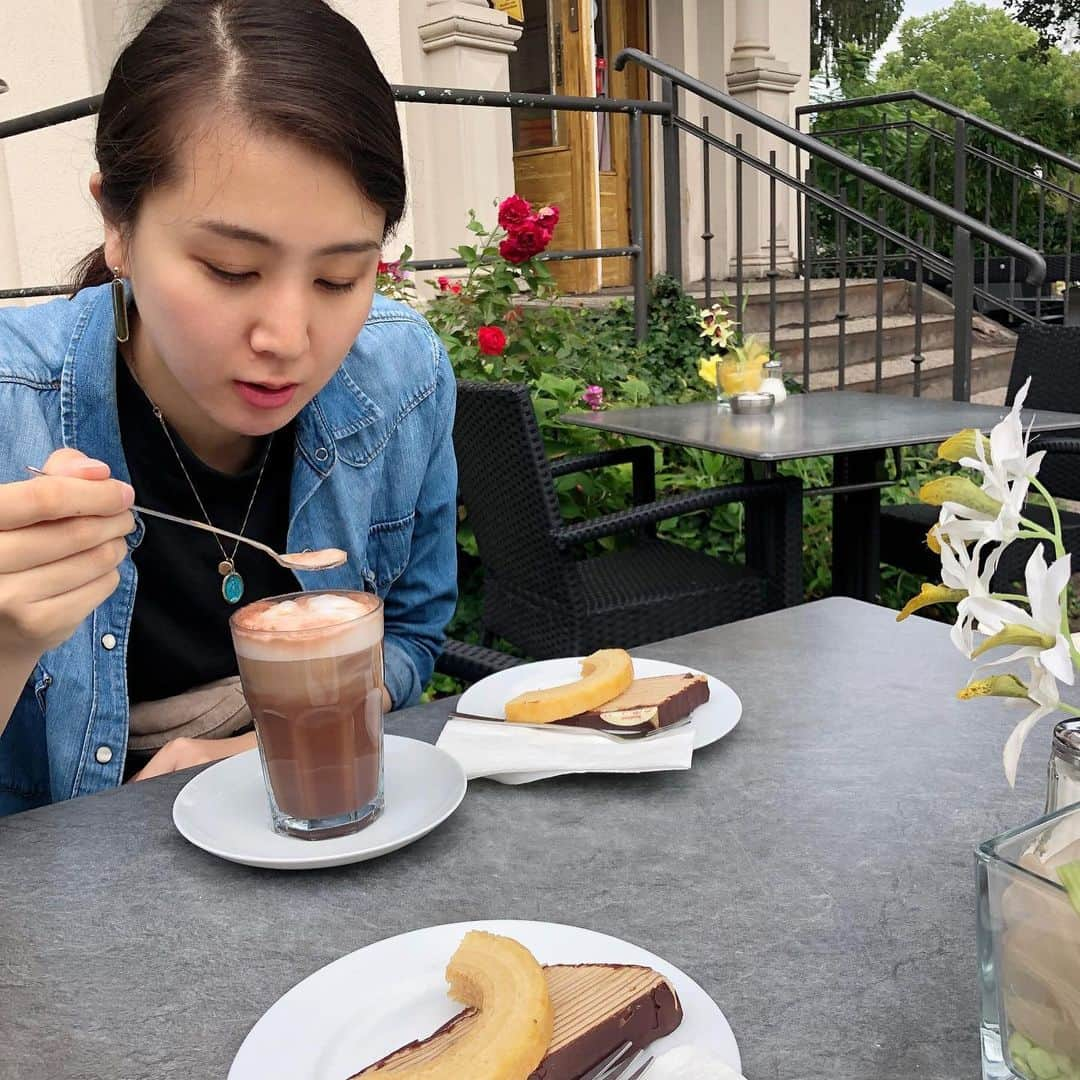 飛河蘭さんのインスタグラム写真 - (飛河蘭Instagram)「ひとり旅日記最後！ ベルリン🇩🇪 プラハからバスでベルリンへ🚌 ベルリンと言えば！そう！我が同期の花梨に会いに来たのです☺️🇩🇪 お互いヨーロッパの近くにいながら会えたのは帰国間際！😂 そんなもんさ、同期👍🏻笑  短い時間ながらベルリン案内してくれて行ってきたのはベルリンの壁。 東と西で未だに雰囲気が違うベルリンの街は興味深いものがありました！ ヨーロッパでは中世〜フランス革命〜ナポレオンまでくらいしか興味無かったけど、2度の世界大戦の激戦を経たヨーロッパについてもまだまだ勉強しなくちゃなと思わされたベルリンでした。  一緒にドイツ名物バームクーヘンも食べ🤤 花梨ともゆっくり喋れて大満足の旅の締めくくり、、、、と思いきや！！ まさかの帰りの電車が遅れてフランクフルトで乗り継ぎ間に合わず一泊するというアクシデント🤣 これも旅の醍醐味として良き思い出になりました🚃  くれぐれもヨーロッパ旅行するときはゆるめの予定にすること！ 良い教訓になったわ！🚃✈️🚌 さてさて、いよいよ明日フランスから旅立ちます🇫🇷 荷造り真っ最中️👍🏻がしかし！ お土産でスーツケースパンパンで入らない疑惑😂 まだまだ買いたいものがあったけど断念して、また後日フランス来るときに買おうと心に決めました😭 次はいつ来れるのやら〜✈️ でもまた必ず仕事で来ると心に誓い、目標も新たに頑張ります🌸  Je vais retourner à Japon demain !!!!!!! #ひとり旅 #ベルリン #ベルリンの壁 #Allemagne #berlin #vacancetravail」8月24日 20時18分 - chihiro94ran