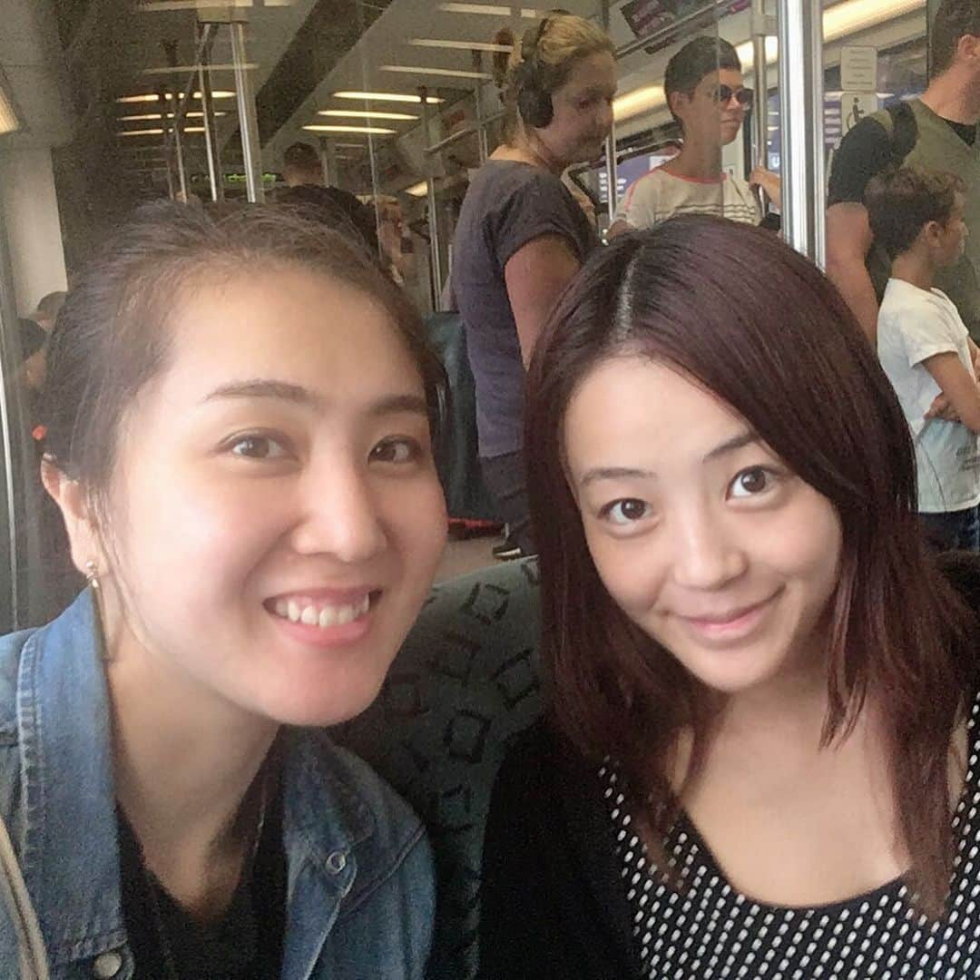 飛河蘭さんのインスタグラム写真 - (飛河蘭Instagram)「ひとり旅日記最後！ ベルリン🇩🇪 プラハからバスでベルリンへ🚌 ベルリンと言えば！そう！我が同期の花梨に会いに来たのです☺️🇩🇪 お互いヨーロッパの近くにいながら会えたのは帰国間際！😂 そんなもんさ、同期👍🏻笑  短い時間ながらベルリン案内してくれて行ってきたのはベルリンの壁。 東と西で未だに雰囲気が違うベルリンの街は興味深いものがありました！ ヨーロッパでは中世〜フランス革命〜ナポレオンまでくらいしか興味無かったけど、2度の世界大戦の激戦を経たヨーロッパについてもまだまだ勉強しなくちゃなと思わされたベルリンでした。  一緒にドイツ名物バームクーヘンも食べ🤤 花梨ともゆっくり喋れて大満足の旅の締めくくり、、、、と思いきや！！ まさかの帰りの電車が遅れてフランクフルトで乗り継ぎ間に合わず一泊するというアクシデント🤣 これも旅の醍醐味として良き思い出になりました🚃  くれぐれもヨーロッパ旅行するときはゆるめの予定にすること！ 良い教訓になったわ！🚃✈️🚌 さてさて、いよいよ明日フランスから旅立ちます🇫🇷 荷造り真っ最中️👍🏻がしかし！ お土産でスーツケースパンパンで入らない疑惑😂 まだまだ買いたいものがあったけど断念して、また後日フランス来るときに買おうと心に決めました😭 次はいつ来れるのやら〜✈️ でもまた必ず仕事で来ると心に誓い、目標も新たに頑張ります🌸  Je vais retourner à Japon demain !!!!!!! #ひとり旅 #ベルリン #ベルリンの壁 #Allemagne #berlin #vacancetravail」8月24日 20時18分 - chihiro94ran