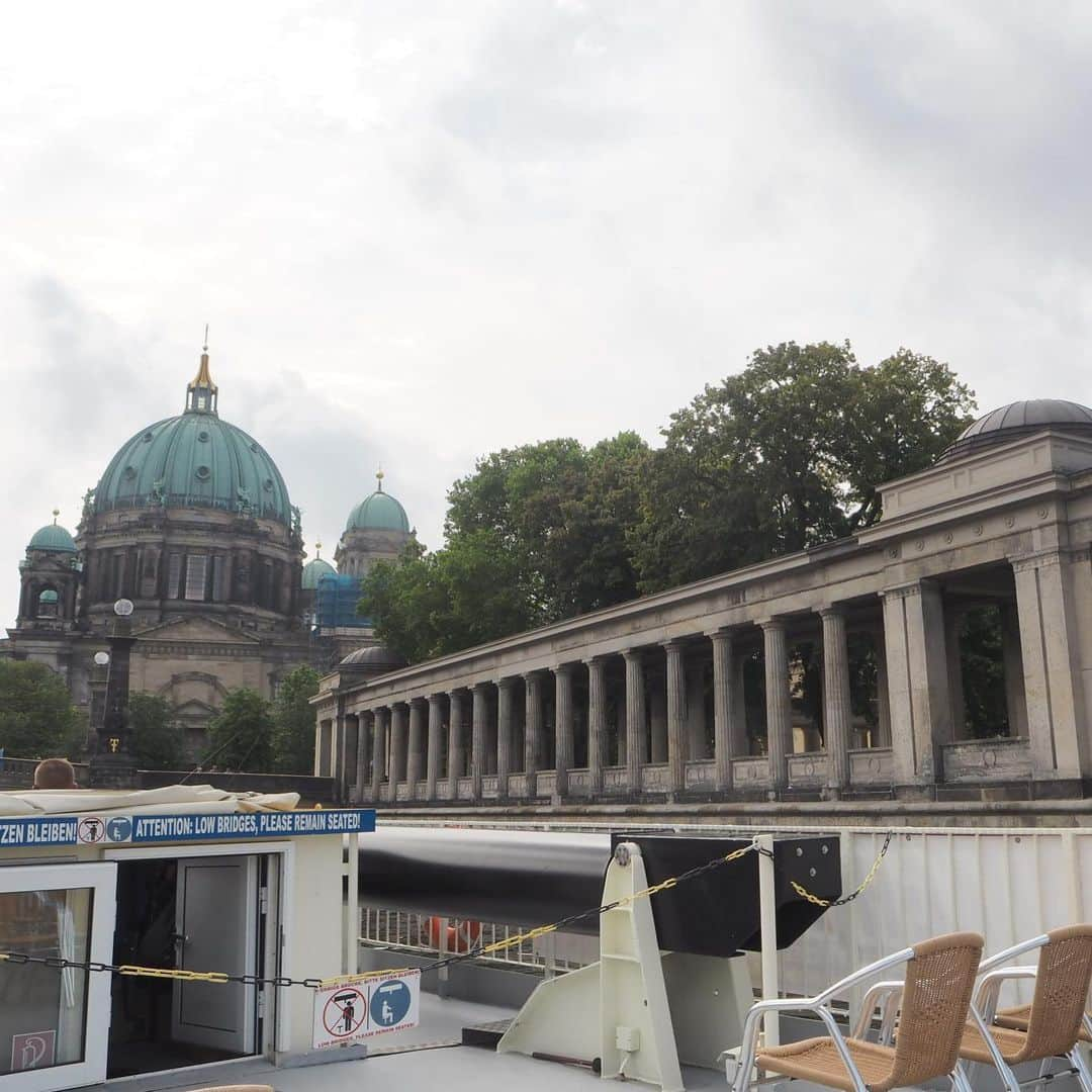 飛河蘭さんのインスタグラム写真 - (飛河蘭Instagram)「ひとり旅日記最後！ ベルリン🇩🇪 プラハからバスでベルリンへ🚌 ベルリンと言えば！そう！我が同期の花梨に会いに来たのです☺️🇩🇪 お互いヨーロッパの近くにいながら会えたのは帰国間際！😂 そんなもんさ、同期👍🏻笑  短い時間ながらベルリン案内してくれて行ってきたのはベルリンの壁。 東と西で未だに雰囲気が違うベルリンの街は興味深いものがありました！ ヨーロッパでは中世〜フランス革命〜ナポレオンまでくらいしか興味無かったけど、2度の世界大戦の激戦を経たヨーロッパについてもまだまだ勉強しなくちゃなと思わされたベルリンでした。  一緒にドイツ名物バームクーヘンも食べ🤤 花梨ともゆっくり喋れて大満足の旅の締めくくり、、、、と思いきや！！ まさかの帰りの電車が遅れてフランクフルトで乗り継ぎ間に合わず一泊するというアクシデント🤣 これも旅の醍醐味として良き思い出になりました🚃  くれぐれもヨーロッパ旅行するときはゆるめの予定にすること！ 良い教訓になったわ！🚃✈️🚌 さてさて、いよいよ明日フランスから旅立ちます🇫🇷 荷造り真っ最中️👍🏻がしかし！ お土産でスーツケースパンパンで入らない疑惑😂 まだまだ買いたいものがあったけど断念して、また後日フランス来るときに買おうと心に決めました😭 次はいつ来れるのやら〜✈️ でもまた必ず仕事で来ると心に誓い、目標も新たに頑張ります🌸  Je vais retourner à Japon demain !!!!!!! #ひとり旅 #ベルリン #ベルリンの壁 #Allemagne #berlin #vacancetravail」8月24日 20時18分 - chihiro94ran