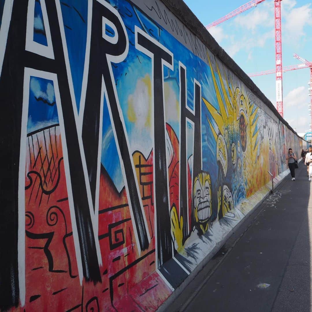 飛河蘭のインスタグラム：「ひとり旅日記最後！ ベルリン🇩🇪 プラハからバスでベルリンへ🚌 ベルリンと言えば！そう！我が同期の花梨に会いに来たのです☺️🇩🇪 お互いヨーロッパの近くにいながら会えたのは帰国間際！😂 そんなもんさ、同期👍🏻笑  短い時間ながらベルリン案内してくれて行ってきたのはベルリンの壁。 東と西で未だに雰囲気が違うベルリンの街は興味深いものがありました！ ヨーロッパでは中世〜フランス革命〜ナポレオンまでくらいしか興味無かったけど、2度の世界大戦の激戦を経たヨーロッパについてもまだまだ勉強しなくちゃなと思わされたベルリンでした。  一緒にドイツ名物バームクーヘンも食べ🤤 花梨ともゆっくり喋れて大満足の旅の締めくくり、、、、と思いきや！！ まさかの帰りの電車が遅れてフランクフルトで乗り継ぎ間に合わず一泊するというアクシデント🤣 これも旅の醍醐味として良き思い出になりました🚃  くれぐれもヨーロッパ旅行するときはゆるめの予定にすること！ 良い教訓になったわ！🚃✈️🚌 さてさて、いよいよ明日フランスから旅立ちます🇫🇷 荷造り真っ最中️👍🏻がしかし！ お土産でスーツケースパンパンで入らない疑惑😂 まだまだ買いたいものがあったけど断念して、また後日フランス来るときに買おうと心に決めました😭 次はいつ来れるのやら〜✈️ でもまた必ず仕事で来ると心に誓い、目標も新たに頑張ります🌸  Je vais retourner à Japon demain !!!!!!! #ひとり旅 #ベルリン #ベルリンの壁 #Allemagne #berlin #vacancetravail」