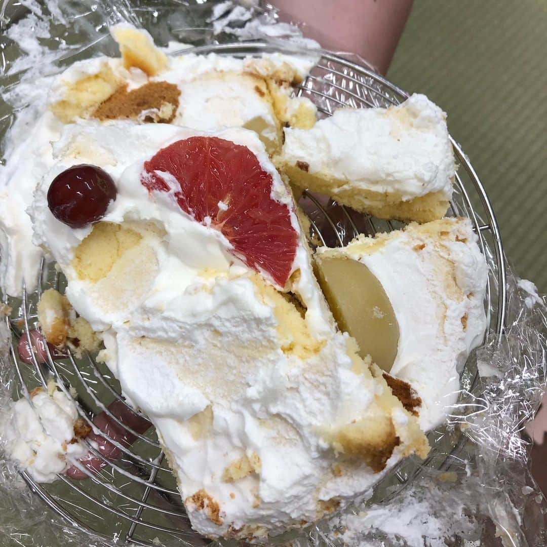 カバのインスタグラム：「‪本日のでぶ活。 ポストよしもとのイベントで提供したと思われる、からし蓮根伊織が作ったケーキの残りが新喜劇の楽屋に。みんながつついた後やから見た目あれやけど、めちゃめちゃ美味しい！口当たりが軽く程良い甘さの生クリームに、フルーツと割としっかり目の生地が絶妙にマッチしてる！即ペロリ！ご馳走様でした！‬ あぁ、痩せたい！ . #本日のでぶ活 #でぶ活 #からし蓮根 #からし蓮根伊織 #ケーキ #手作りケーキ #即ペロリ #スイーツ #グルメ #グルメ好きな人と繋がりたい #ご馳走様でした #あぁ、痩せたい」