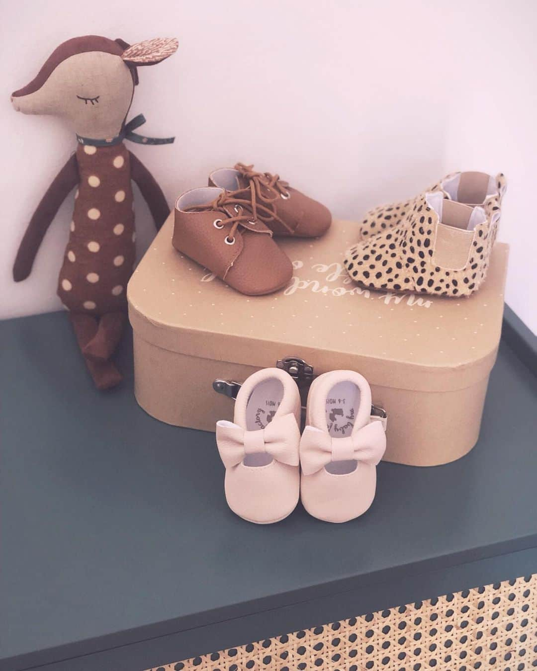 アリゼさんのインスタグラム写真 - (アリゼInstagram)「Future « addict » ? 🙊. . #babygirl #babyshoes #bambi」8月24日 20時27分 - alizeeofficiel