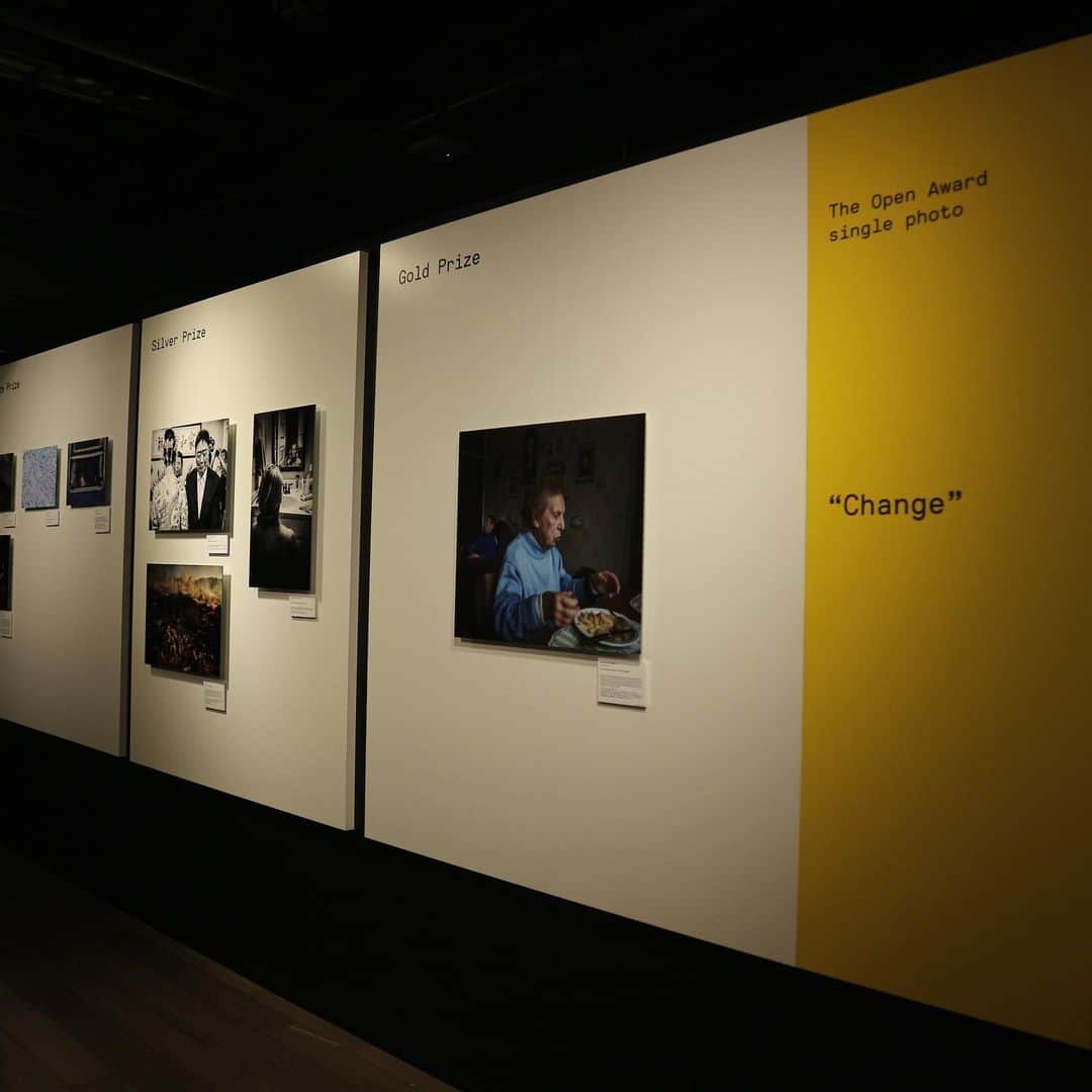 宮崎真梨子さんのインスタグラム写真 - (宮崎真梨子Instagram)「‥ 今日は、家族で渋谷へお出かけ。渋谷キャストで行われてる、Nikon Photo Contest presents 『PHOTO MUSEUM SHIBUYA』に行って来ました。 ∵ 【ニコンフォトコンテスト(@nikonphotocontest )】は、「世界中の写真愛好家が、プロフェッショナルとアマチュアの枠を超えて交流できる場を提供し、写真文化の発展に貢献すること」を目的に、ニコンが1969年より主催している国際写真コンテスト。  今回のイベントでは、ニコンフォトコンテスト 2018-2019受賞作品展を、クリエイティブな活動の拠点として注目される「渋谷キャスト」で開催。さらに、渋谷の街中30ヶ所に歴代受賞作品を展示しているそう。 ∵ 受賞作品を見て来ましたが、パッと見て訴えかけるものがあり、じっくりと見入ってしまうものばかりでした。個人的に気になったのが、やけどを負った女性の写真。やけどの理由を見て、同じ母としてとても共感しました。彼女の勇気はとても美しく、痛々しいけど誇らしい肌なんだなぁと感じました。 ∵ 受賞作品展開催期間中、コラボカフェワゴンにて期間限定メニューを販売するそう。涼しげで美味しそうなメニューもあったので、残りの夏休み期間中に遊びに行くのにオススメです。  街頭展示もしくは、渋谷キャスト屋内外の展示写真を撮って、2つのハッシュタグ( #shibuya #nikonphotocontest )を付けてSNSに投稿すると、 コラボカフェ割引クーポン券がもらえるそうですよ♡ ∵ 気になったなった方、9/1まで開催するそうです。ぜひ、チェックしてみてください♡ ∵ ∵ #nikon #shibuya #nikonphotocontest #photomuseumshibuya #pr  #渋谷 #渋谷キャスト #ニコン #ミヤマリ #ママ #男の子ママ #超未熟児ママ #超未ママ #夏休み #おでかけ #family #家族 #家族でおでかけ #ママコーデ #ママファッション #男の子ママと繋がりたい」8月24日 20時27分 - miyamari92