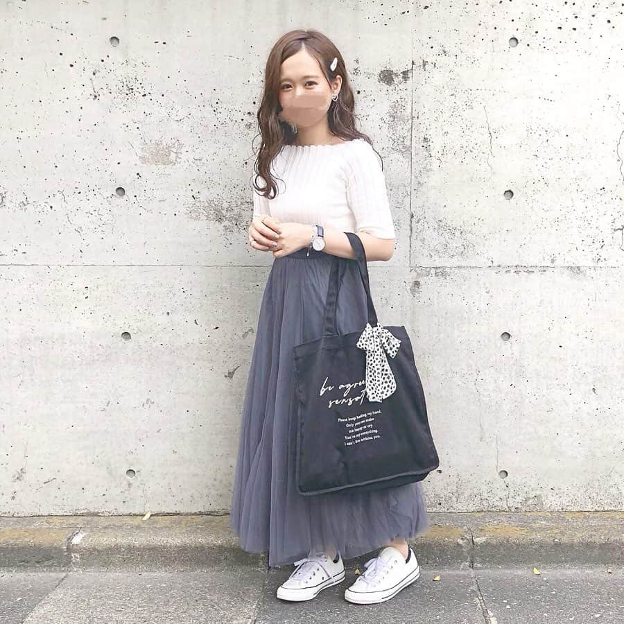 haruさんのインスタグラム写真 - (haruInstagram)「ㅤㅤㅤㅤㅤㅤㅤㅤㅤㅤㅤㅤㅤ ㅤㅤㅤㅤㅤㅤㅤㅤㅤㅤㅤㅤㅤ ㅤㅤㅤㅤㅤㅤㅤㅤㅤㅤㅤㅤㅤ #ootd ㅤㅤㅤㅤㅤㅤㅤㅤㅤㅤㅤㅤㅤ 私が個人的に思う 大人可愛いコーデ🧡 チュールスカートとバッグ、パールピンで可愛いさを 7:3で前髪をながして大人っぽくみえるように...☺ (童顔すぎてみえなかったけど🤦🏻‍♀️☜﻿) ㅤㅤㅤㅤㅤㅤㅤㅤㅤㅤㅤㅤㅤ ㅤㅤㅤㅤㅤㅤㅤㅤㅤㅤㅤㅤㅤ ❤︎ tops : #fifth ❤︎ skirt : @fifth_store ❤︎ bag : #asknowaspinky ㅤㅤㅤㅤㅤㅤㅤㅤㅤㅤㅤㅤㅤ  ㅤㅤㅤㅤㅤㅤㅤㅤㅤㅤㅤㅤㅤ お洋服の詳細は WEARチェックしてください☺🧡 ㅤㅤㅤㅤㅤㅤㅤㅤㅤㅤㅤㅤㅤ #プチプラ#低身長コーデ#fifthtl#フィットニット5分袖スクエアネック#チュールロングスカート#フィフス  #harucd ㅤㅤㅤㅤㅤㅤㅤㅤㅤㅤㅤㅤㅤ」8月24日 20時33分 - __haru3