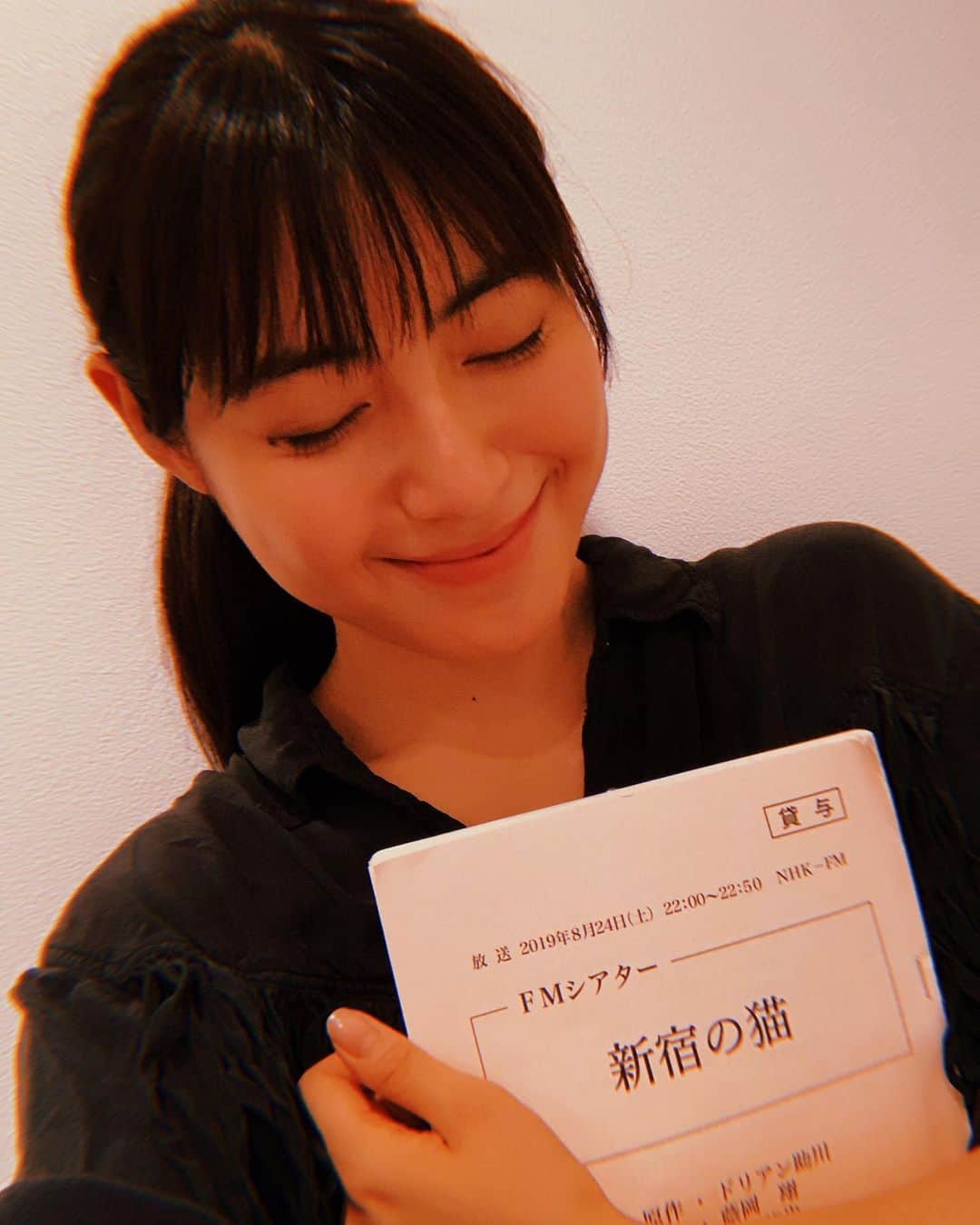 瀧本美織のインスタグラム：「NHK FM FMシアター「新宿の猫」 22:00〜22:50 本日です、とっても素敵なお話なのでお聴きいただけると嬉しいです✨「30年前の夢ちゃん」を演じています。  ＮＨＫネットラジオらじる☆らじるでの同時配信、「聴き逃し」配信（８月２６日正午から１週間）でもお聴きいただけます。  #fmシアター#新宿の猫」