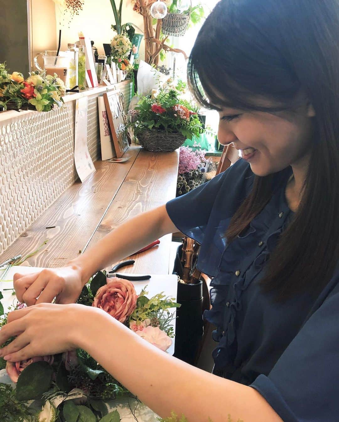 吉次玲奈さんのインスタグラム写真 - (吉次玲奈Instagram)「#手作りリース 作りました☺︎ 前は自分で作るの苦手だったけど、最近すごく好き。楽しいし、お部屋が明るくなって嬉しい☺︎ #handmade #お花 #リース」8月24日 20時36分 - rena_yoshitsugu