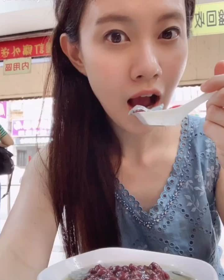 中園理沙のインスタグラム：「It's so refreshing to eat cold Anping Bean Jelly on a hot summer day 😋Enjoy your weekend, everyone!! (Anping Bean Jelly is a speciality of Taiwan.) ・ 台南名物の安平豆花。ひんやりとした黒ごま豆腐の口当たりも、小豆の香りも良くて、すごく美味しい😋お勧めです！ ・ 台南之旅。 同记安平豆花！要的黑豆豆花&红豆😋 我还是第一次吃，香好，口感更好。好吃〜😙 ・・・ #台灣 #台南 #同記安平豆花 #taiwan #tainan #taiwanfood #taiwantravel #anpingbeanjelly #lisanakazono #中園理沙」