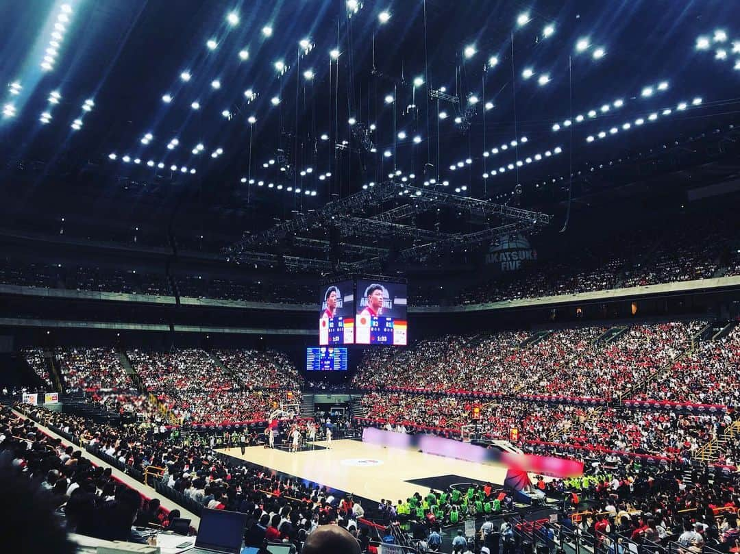 桝田沙也香さんのインスタグラム写真 - (桝田沙也香Instagram)「* 感動しました 鳥肌がたちました さいたまスーパーアリーナに集まった、 18355人の大歓声、日本逆転の瞬間✨ * 日本代表🇯🇵vsドイツ代表🇩🇪の強化試合🏀 ラマスヘッドコーチは、 これまでの数試合の強化試合の中で、 今日の内容が一番よかったとおっしゃっていました。 成長著しい日本代表🏀 明日がいよいよ最後の強化試合、 楽しみで仕方ありません！！ 日本代表🇯🇵vsチュニジア代表🇹🇳 そんな明日は、 〈BS朝日 生放送 15時〜〉 実況：田畑祐一 アナ 解説：塚本清彦 さん インタビュー：桝田沙也香 でお伝えしますよ！😆🏀 * 今日はサタデーステーションが放送休止ですが、 「中居正広のニュースな会」で 東雲のオートバックスさんから ドライブレコーダーの種類について 中継させていただきました🎤 事後報告になりすみません。。😢 * #バスケットボール#男子日本代表#AKATSUKIFIVE#フリオラマス#安藤誓哉#太田敦也#安藤周人#竹内譲次#馬場雄大#比江島慎#篠山竜青#八村塁#ニックファジーカス#田中大貴#シェーファーアヴィ幸樹#ベンドラメ礼生#竹内公輔#渡邊雄太#渡邊飛勇#張本天傑」8月24日 20時43分 - sayaka0masuda