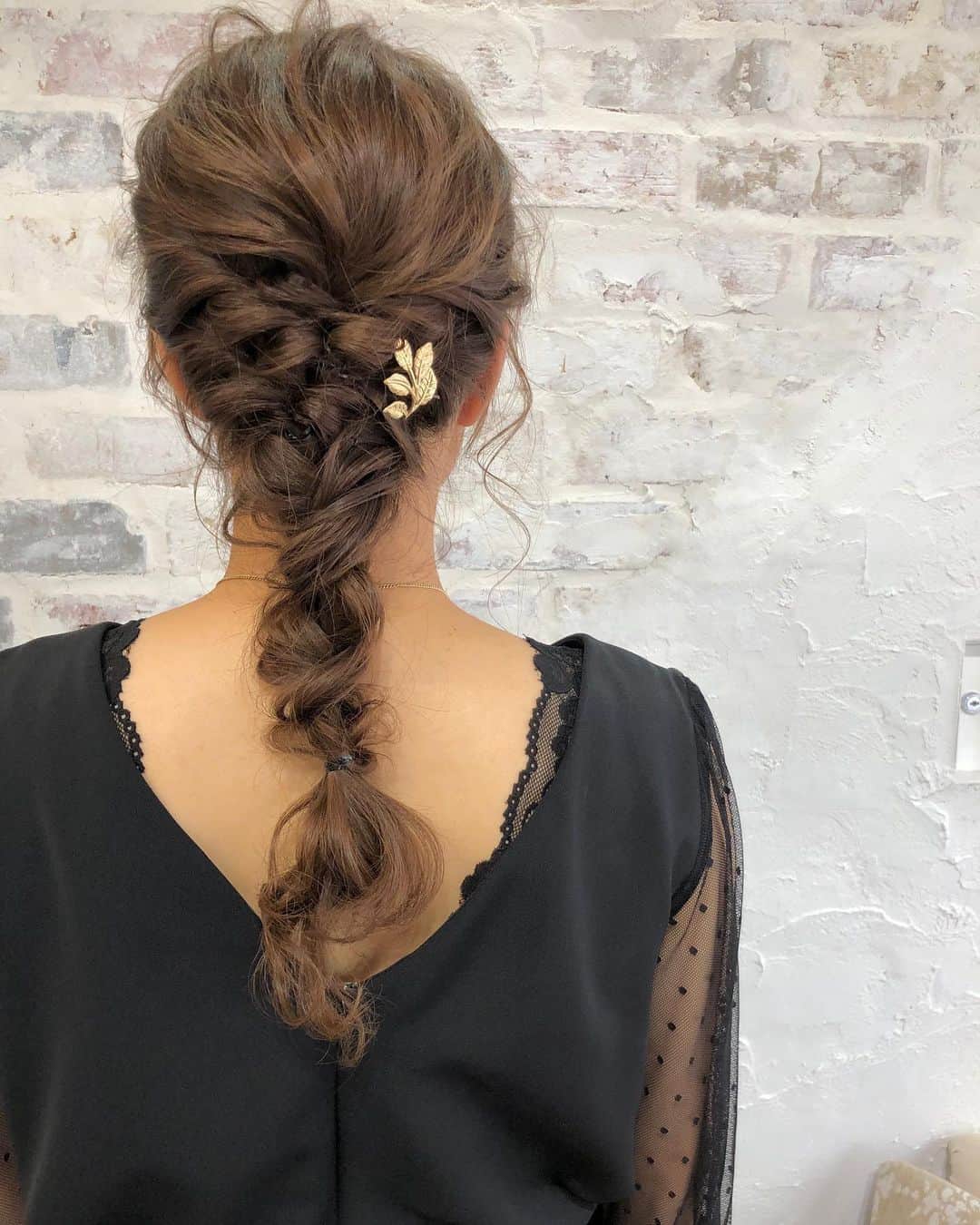 のインスタグラム：「ねじるだけで簡単ヘアアレンジ！！ 今日は仕事終わりに謎の腰痛に💦そろそろ歳が隠せなくなってきたのか！ ・  #ヘアアレンジ #ヘアセット #アレンジ #アレンジヘア #スタイリング #ヘアスタイル #振袖スタイル #ヘアカラー #コテ #コテ巻き #前髪 #前髪アレンジ #ヘアアレンジ動画 #アレンジ動画 #ヘアアレンジ解説 #アレンジ解説 #入学式 #卒業式 #成人式 #結婚式 #ウェディング #ブライダル #和装 #着物 #ヘアアクセサリー #ヘアアクセ #ポニーテール #くるりんぱ #お団子ヘア #振袖」
