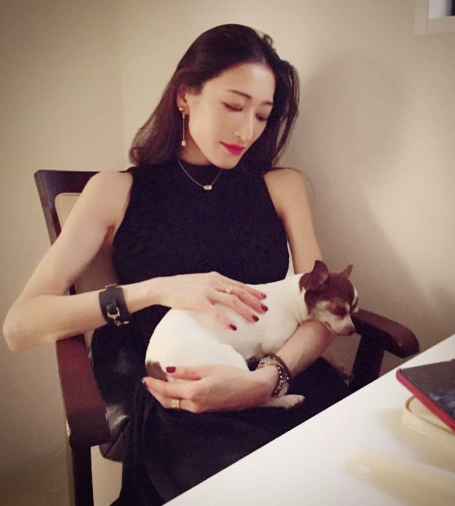 のインスタグラム：「オレオが寝ちゃった... 固まるあたし(笑) あたしも完全に寝落ちしそうだ...w  @tyrol83 @oreotyrol @elisa_0414」