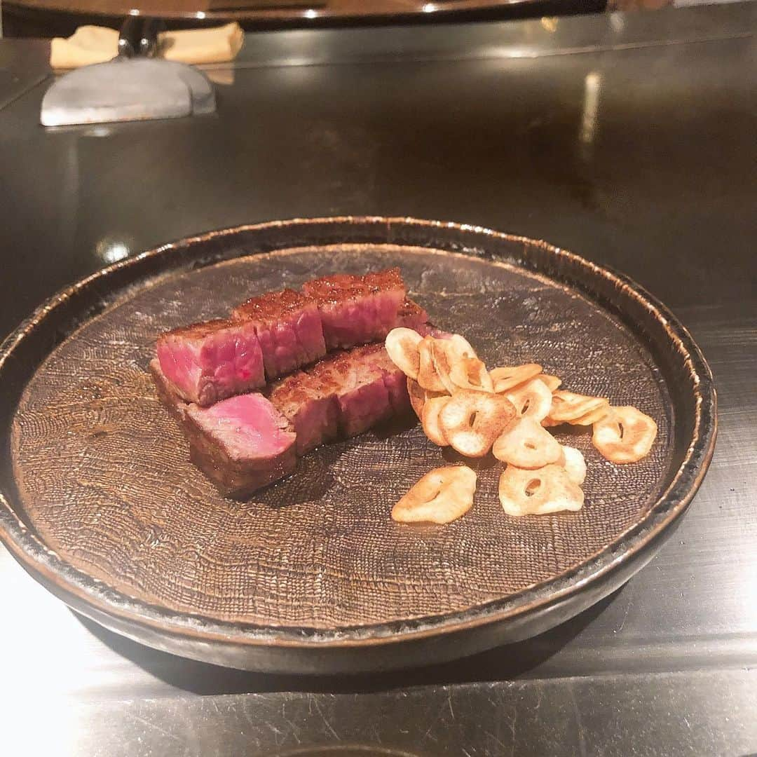 浦田麻緖さんのインスタグラム写真 - (浦田麻緖Instagram)「ガーリック...食べちゃうよねーー🤫 #monchertonton #SERYNA #六本木 #鉄板焼き #ステーキ #神戸牛 #グルメ #お肉」8月24日 20時44分 - mao.urata