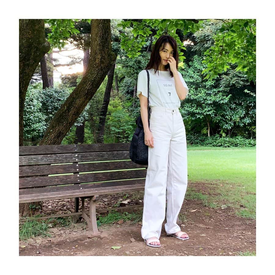 のインスタグラム：「白コーデ #ootd は妙な緊張感あります🙄  T-shirts @slobeiena  Pants @uniqlo  bag @bilitis.dix.sept.ans  Sandals @fabiorusconiofficial  #outfitoftheday #outfits #fashion #allwhiteoutfit #tshirts #slobeiena #curvedpants #uniqlou #strawbag #bilitis #sandals #fabiorusconi #白コーデ #私服 #カーブパンツ」
