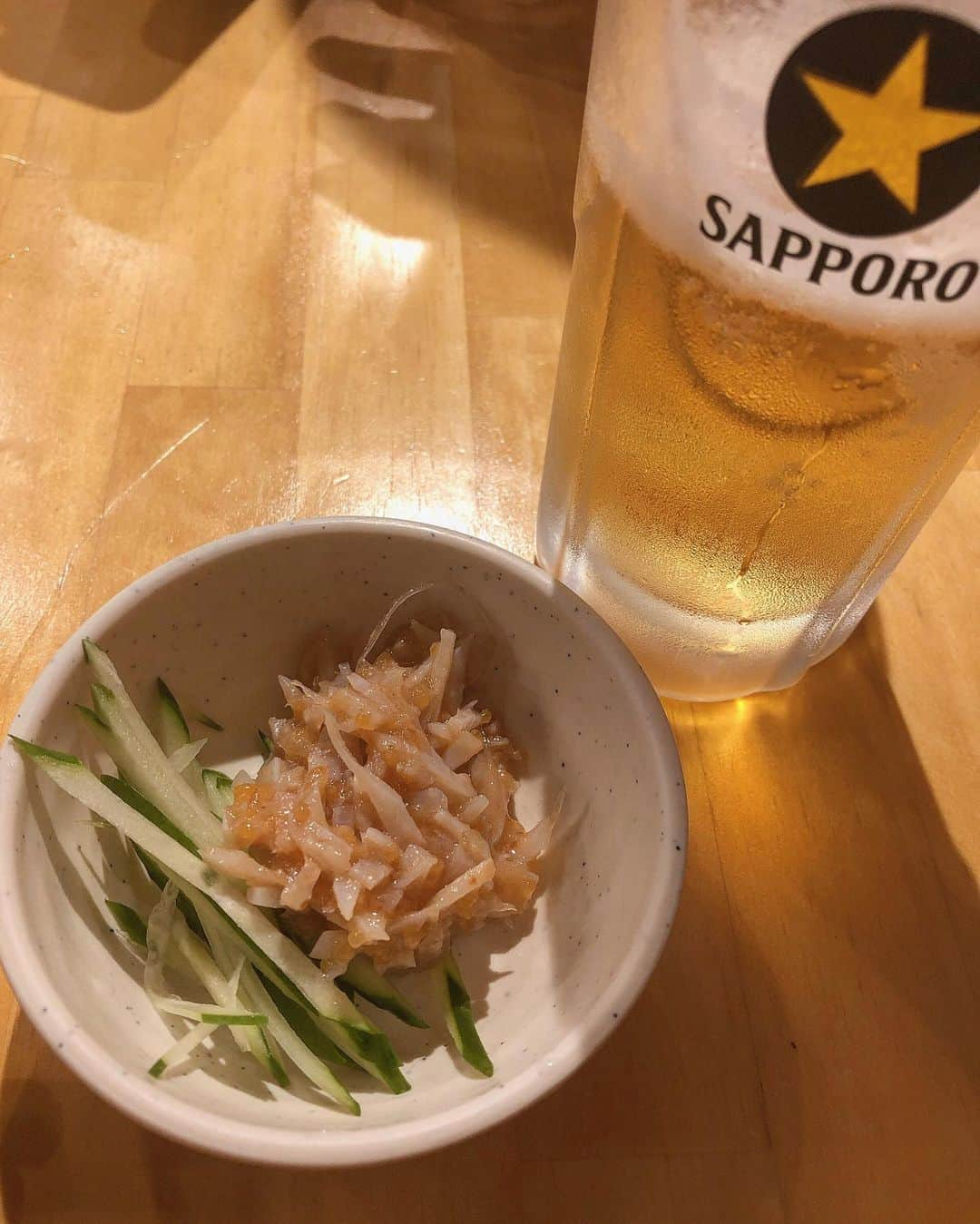 mimiさんのインスタグラム写真 - (mimiInstagram)「今日は初めて 歌舞伎町レッドのれん街に行ってきたよ🍻 一階に酒場横丁五軒 二階にバー二軒あるのだけど 私は一階にある牛タンいろ葉に行ってきました😋 人気の茹でタンは お箸で切れちゃうの😚 味噌漬け牛タンもハラミも美味しくて満足😋 名物ドリンクの塩レモンサワー🍋 めちゃくちゃ美味しかった😝 お店にも沢山チラシが貼ってあったのだけど 歌舞伎町レッドのれん街が一周年を迎えるらしく 9月1日から9月3日の三日間 千円で無制限飲み放題みたい😳 すごくない？ 無制限って！！！😳 もちろん歌舞伎町レッドのれん街の他のお店も🙌 営業時間は大体17時〜翌朝5時😳 さすが眠らない街歌舞伎町🙌✨ こうゆう雰囲気のお店も大好きだから 一周年狙ってまた行きたいな😆 ・ #歌舞伎町レッドのれん街1周年 #歌舞伎町レッドのれん街 #牛タンいろ葉  #BLANCA #塩レモンサワー #茹でたん #赤提灯 #赤提灯横丁 #牛タン居酒屋 #新宿歌舞伎町 #ディープ街 #眠らない街 #眠らない街歌舞伎町 #千円飲み放題 #思い出の抜け道 #新宿センター街 #mimiのオフ #肉好き女子 #肉食系女子」8月24日 20時58分 - chan.mi3