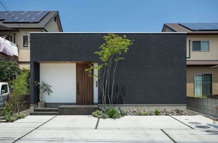 コラボハウス一級建築士事務所さんのインスタグラム写真 - (コラボハウス一級建築士事務所Instagram)「.⠀ 四角形のフォルムに黒と白の塗り壁。⠀ 玄関と軒天の板目が映えます。⠀ .⠀ シンプルな外観なので⠀ 植栽でニュアンスを足すのも面白いですね。⠀ .⠀ 他にも沢山のお家を⠀ ホームページでご紹介しています。⠀ @collabo_house　からご覧ください。⠀ #外観 #塗り壁 #黒 #白 #軒天 #板張り #木目 #玄関ドア #タイル #植栽 #シンプル #スクエア #スタイリッシュ #緑と暮らす #自分らしい暮らし #マイホーム #デザイナーズ住宅 #注文住宅新築 #設計士と直接話せる #設計士とつくる家 #コラボハウス #インテリア #愛媛 #香川 #新築 #注文住宅」8月24日 21時00分 - collabo_house