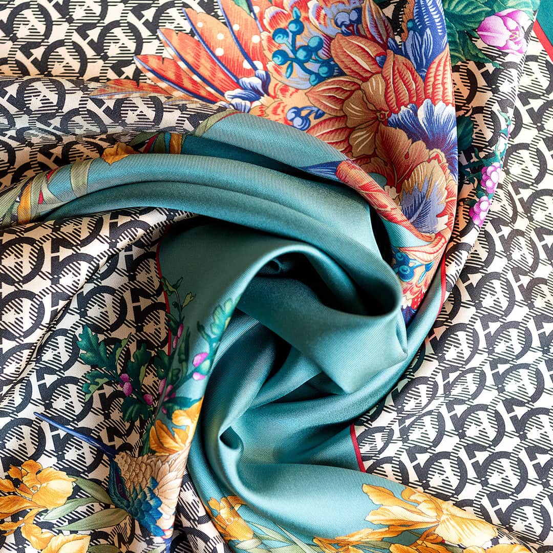 サルヴァトーレ・フェラガモさんのインスタグラム写真 - (サルヴァトーレ・フェラガモInstagram)「Print explosion : a swirl of colours and archival prints come alive with the iconic #gancini monogram on silk twill scarves this #FerragamoAW19」8月24日 21時00分 - ferragamo