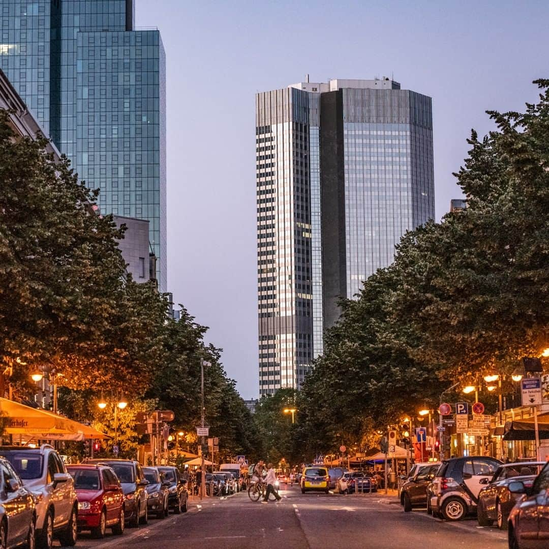 ルフトハンザさんのインスタグラム写真 - (ルフトハンザInstagram)「Walking attentively through Frankfurt, you will experience extraordinary perspectives on a regular basis. #Lufthansa #FlyToFrankfurt」8月24日 21時01分 - lufthansa