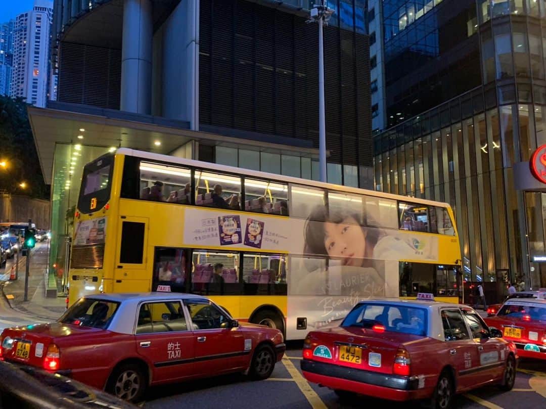 阿部朱梨さんのインスタグラム写真 - (阿部朱梨Instagram)「少し前にお知らせした香港での広告！ バスも走ってるんだって🚌 見に行きたいなあ🥺♥️」8月24日 21時03分 - akari_abe