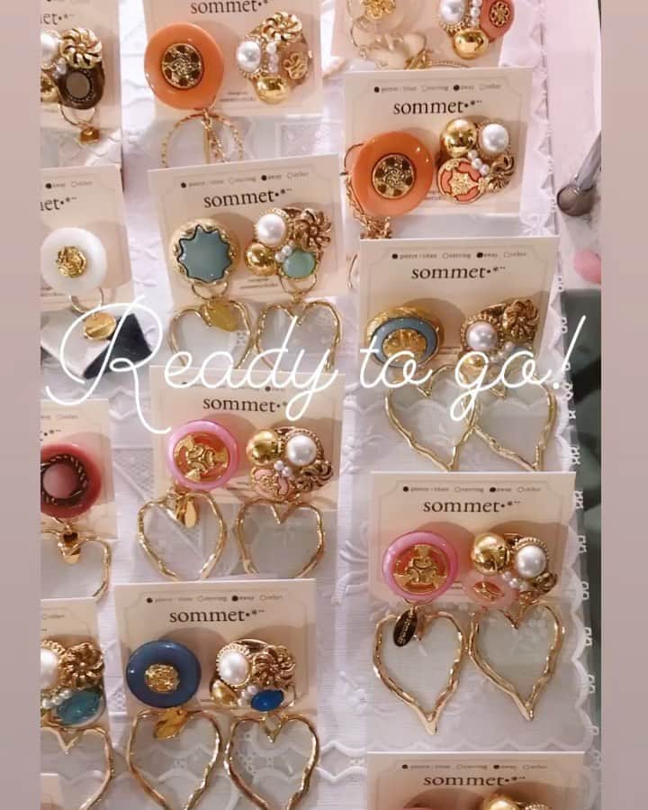のインスタグラム：「來自日本嘅全新品牌- Sommet  呢個Brand係我哋最新 獨家代理品牌飾物!!!!!! . 今次有大概70對耳環都荷 全部獨一無二 冇一個款係相同㗎！ 有針耳環同埋夾耳環款選擇  呢個品牌來自於福岡 今年還參加了New York嘅飾物展 全部的物料手工都是日本製 ALL MADE IN JAPAN 🇯🇵 想睇更多嘅話歡迎親臨fleur fleur本店 或者WhatsApp訂購  呢個品牌不設留貨🙏🏻 我哋接受銀行過戶或者PayPal或者payme👌🏻 由於耳環數量有限 售完即止！ . [ORDER注文方法? 📝] 歡迎WhatsApp/ Fb inbox查詢 電話☎️：2508-1662 / 5572-9458 WhatsApp📱：5572-9458 .  #ハンドメイドアクセサリー#fukuoka」