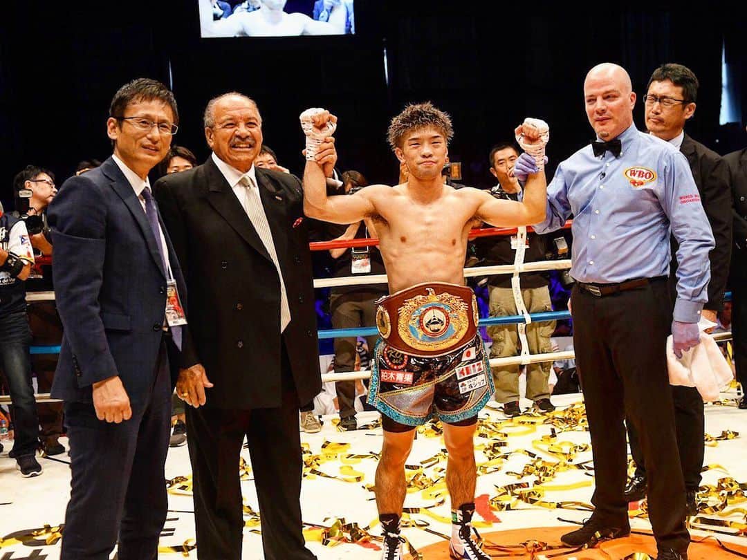 田中恒成のインスタグラム：「☆ V2戦7RTKO勝ち。 コケたり、コカしたり 忙しい試合になりました。 ジョナサン・ゴンザレスありがとう‼︎ 応援ありがとうございました。 #jonathanbombagonzalez  #koseitanaka  #photo_by_andre_ueda」